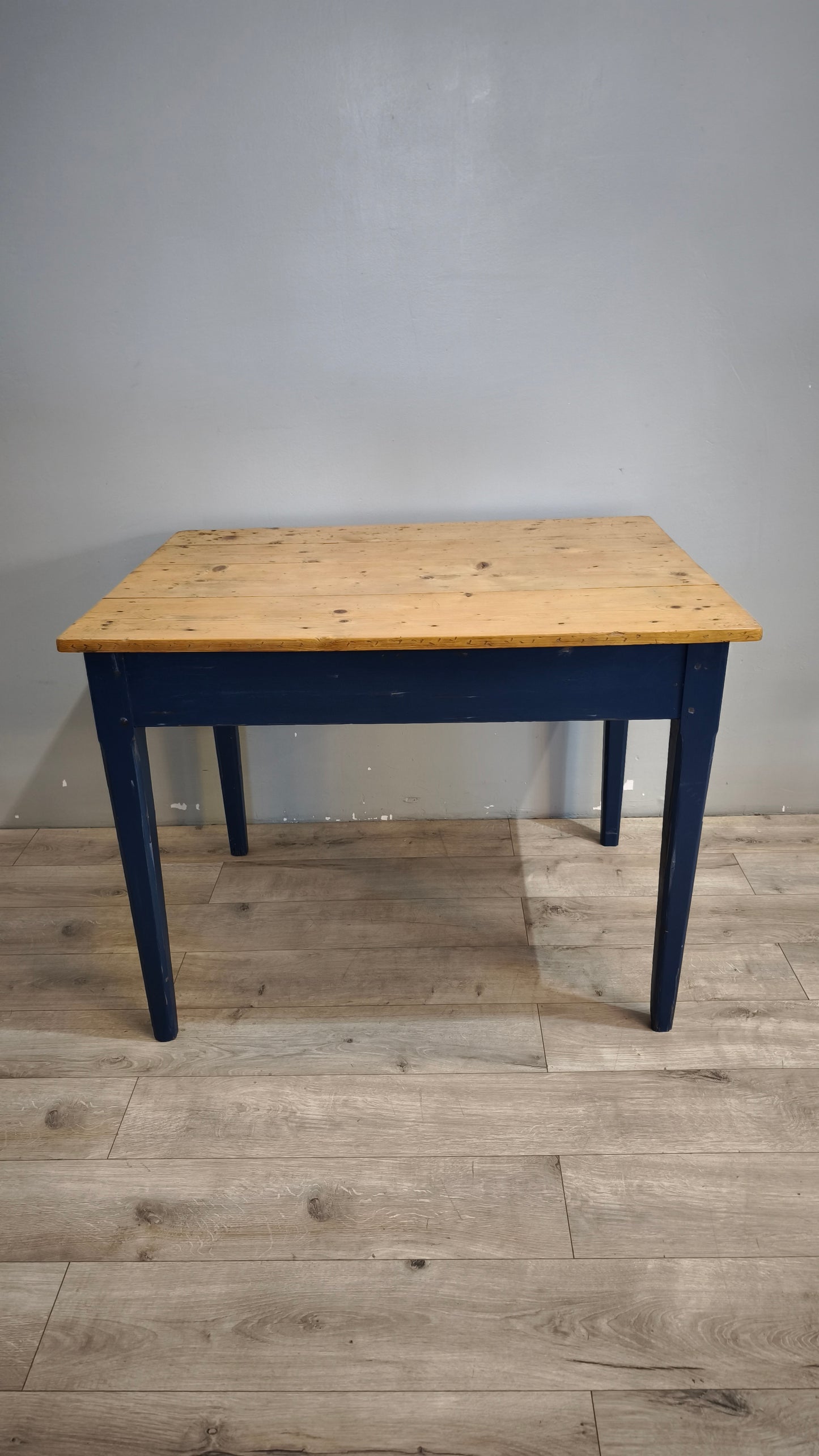 91978 Tavolo con base azzurra e piano color legno