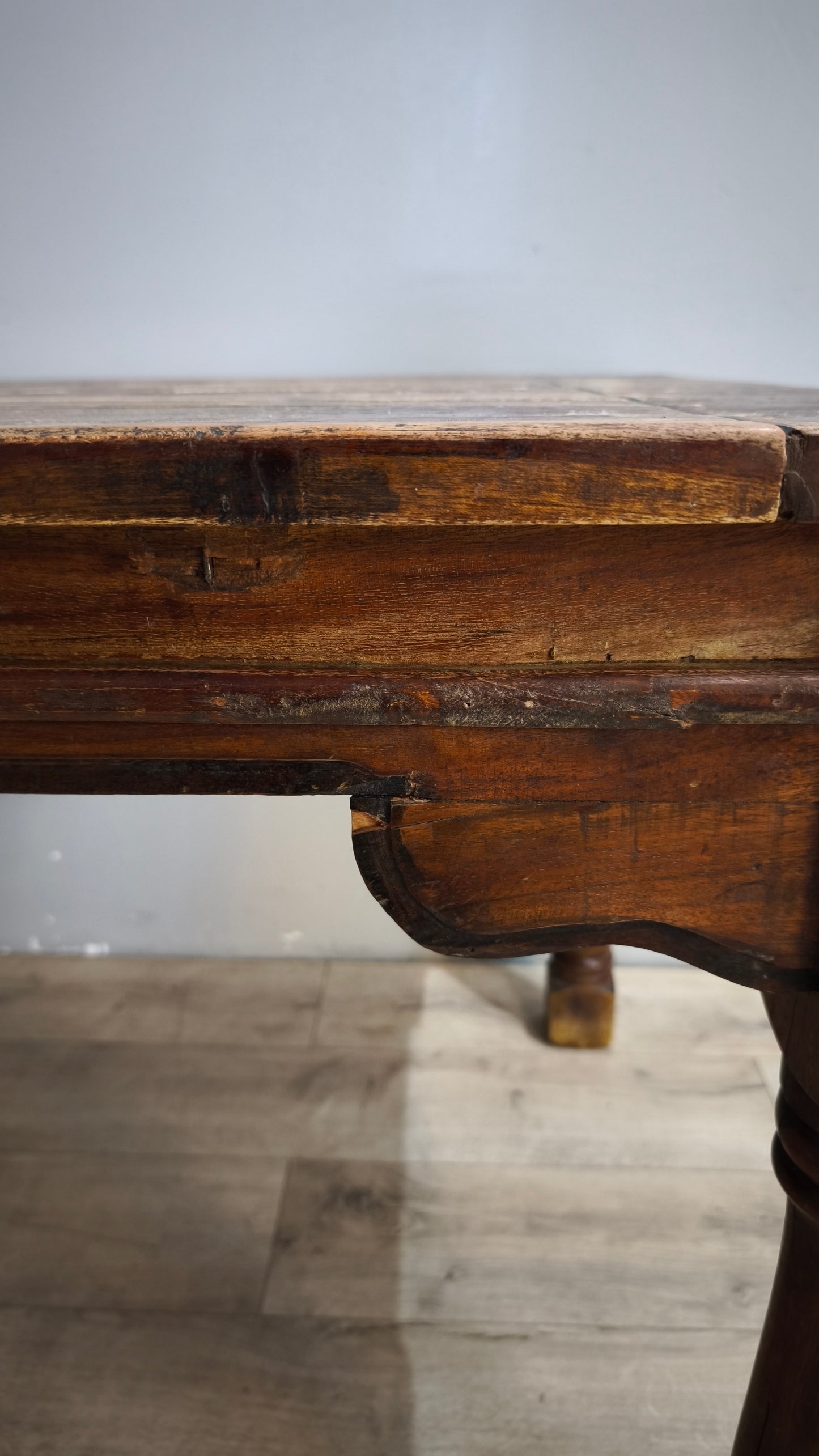 92108 Tavolo in legno massello con piano rettangolare
