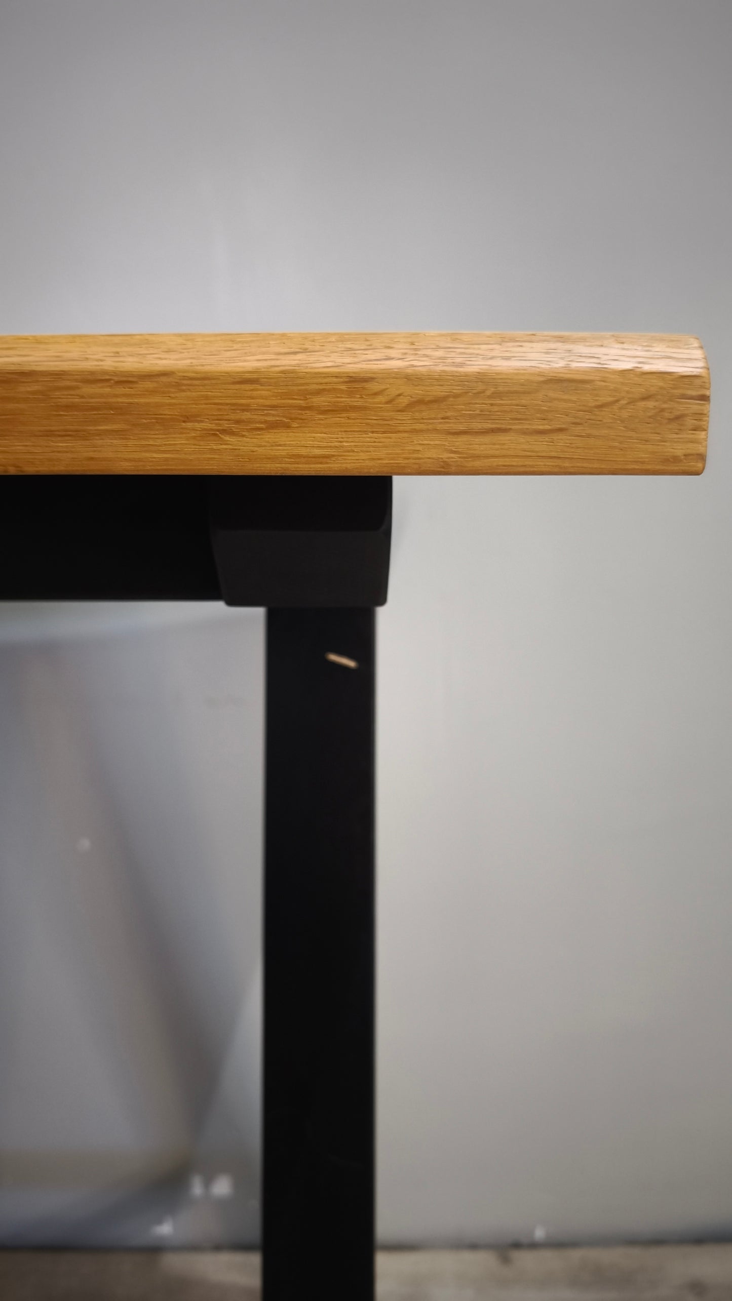 92154 Tavolo alto in legno con base nera