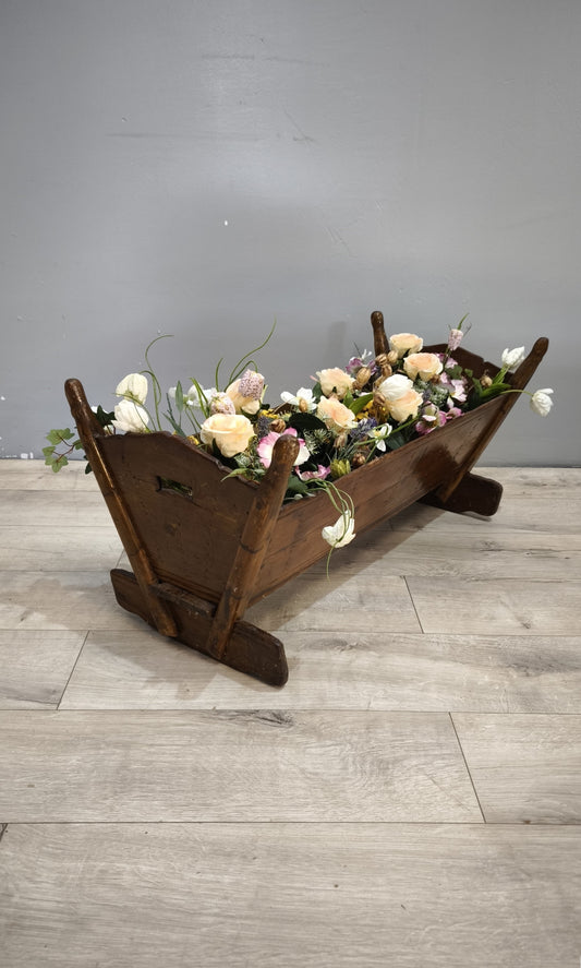 92239 Antica culla in legno con fiori sintetici