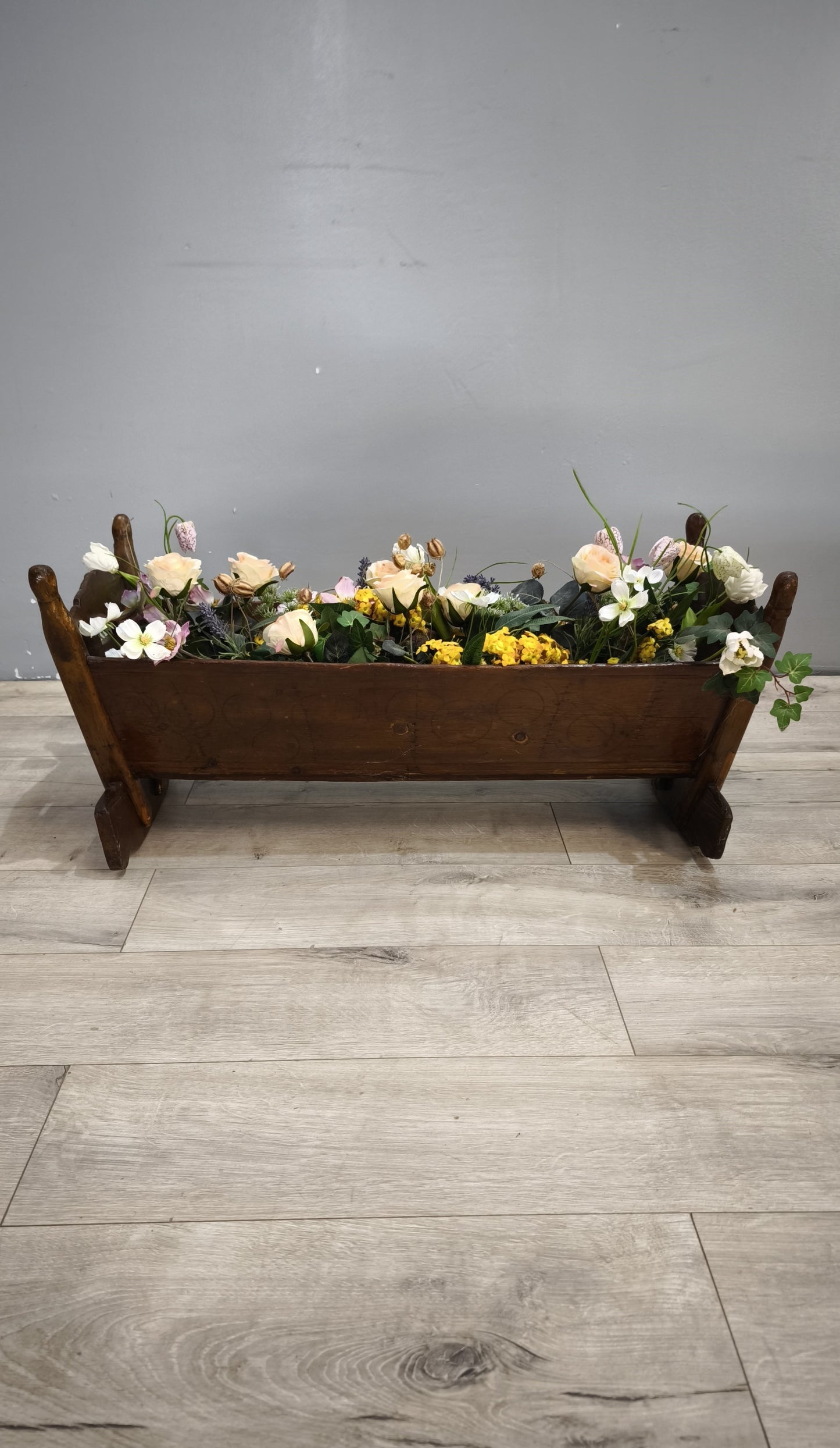 92239 Antica culla in legno con fiori sintetici