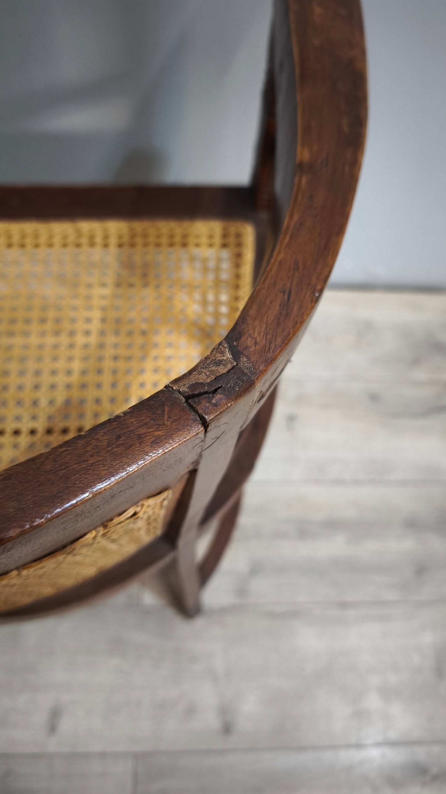 92367 Poltroncina a pozzetto con struttura in legno e seduta in paglia di Vienna