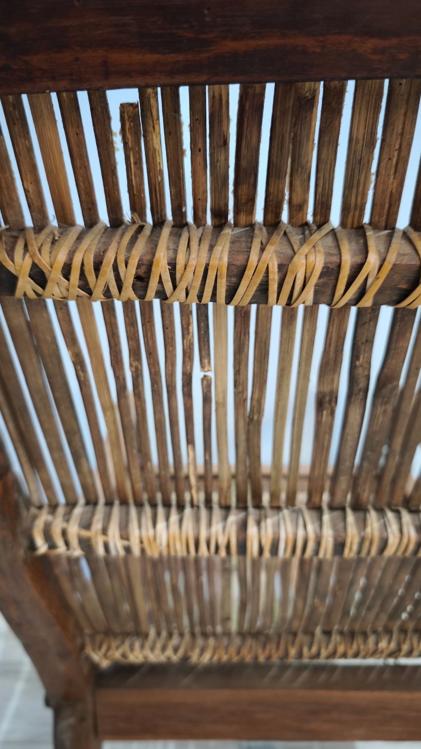 92366 Poltrona etnica con struttura in legno e seduta in bambù