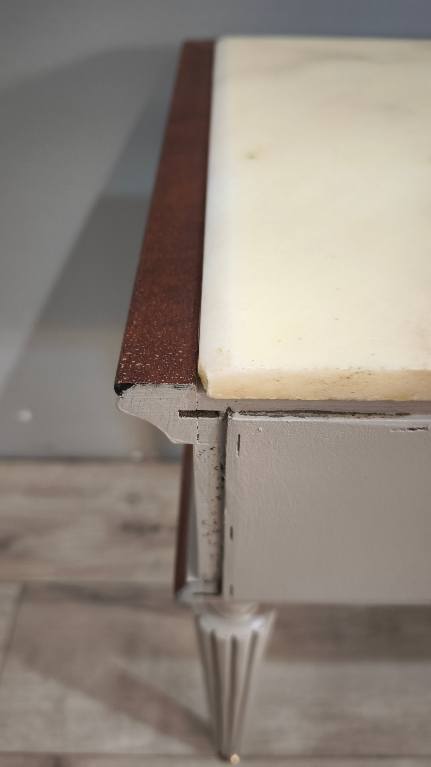 92377 Coppia di comodini in legno dipinti grigi con piano in marmo