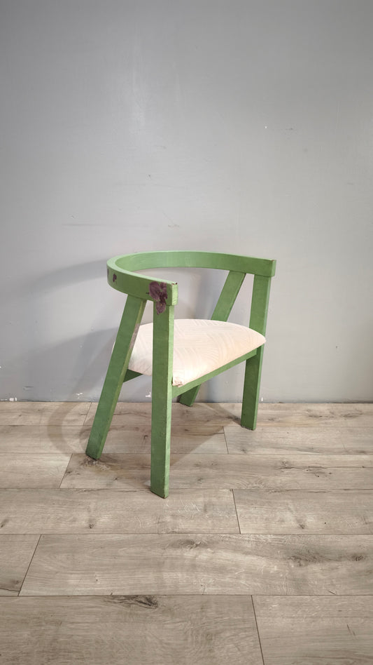 92449 Poltroncina a pozzetto in legno dipinta verde