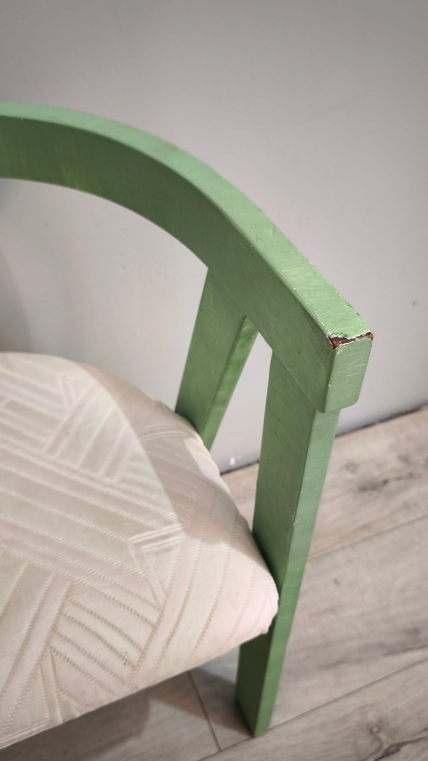 92449 Poltroncina a pozzetto in legno dipinta verde
