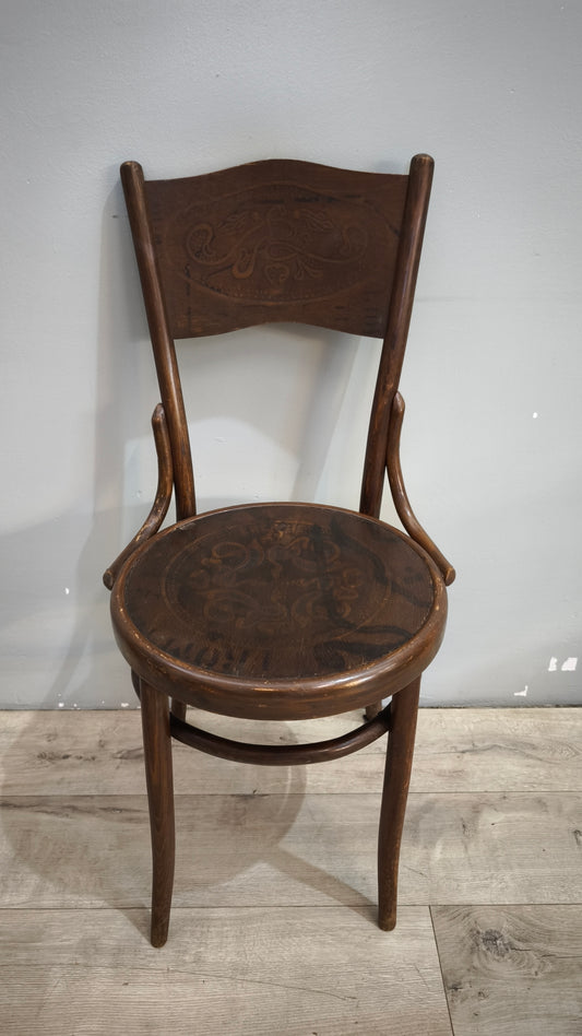 92481 Set n 4 sedie stile Thonet in legno di faggio incurvato con decorazioni in rilievo