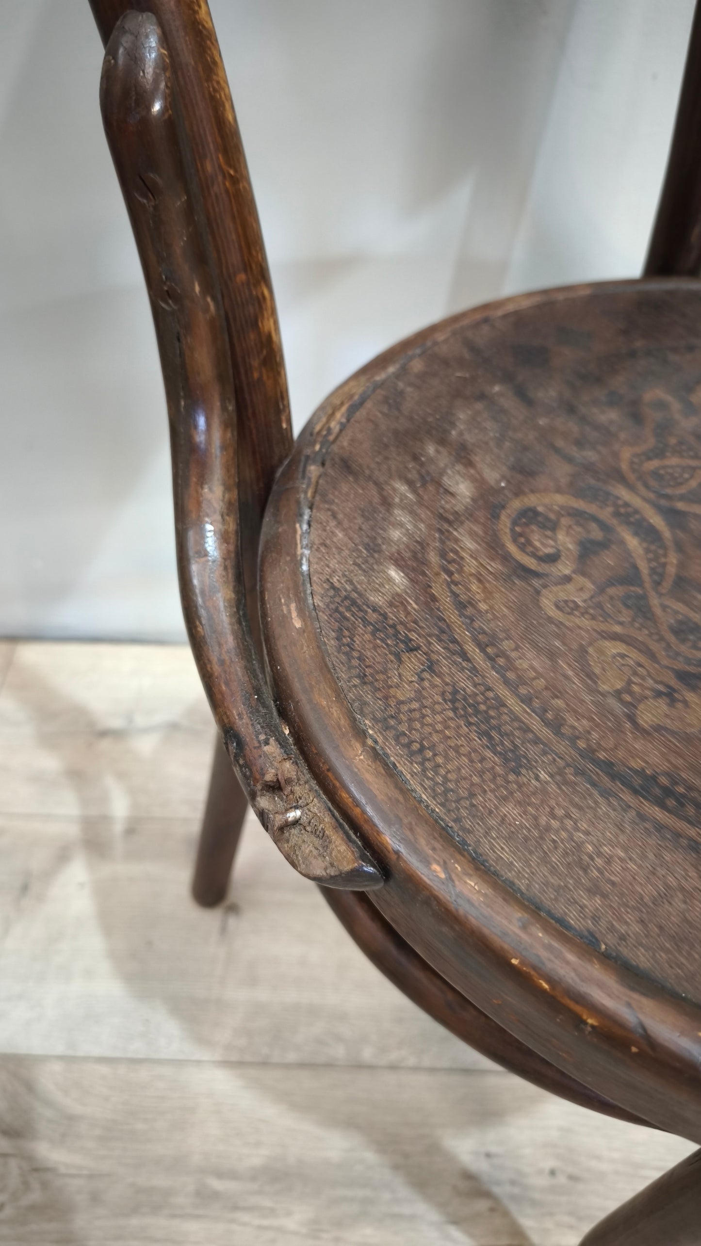 92481 Set n 4 sedie stile Thonet in legno di faggio incurvato con decorazioni in rilievo