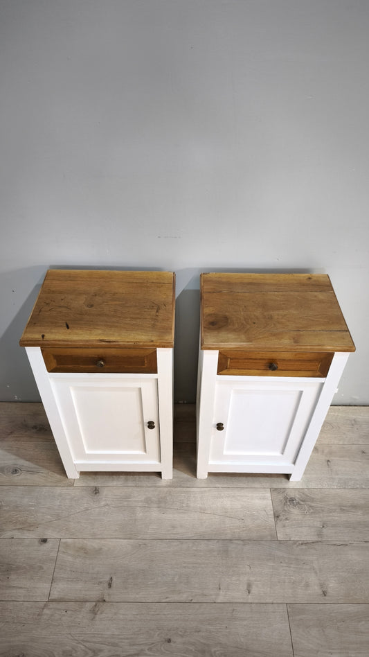 239 Coppia di comodini dipinti bianchi con piano in legno