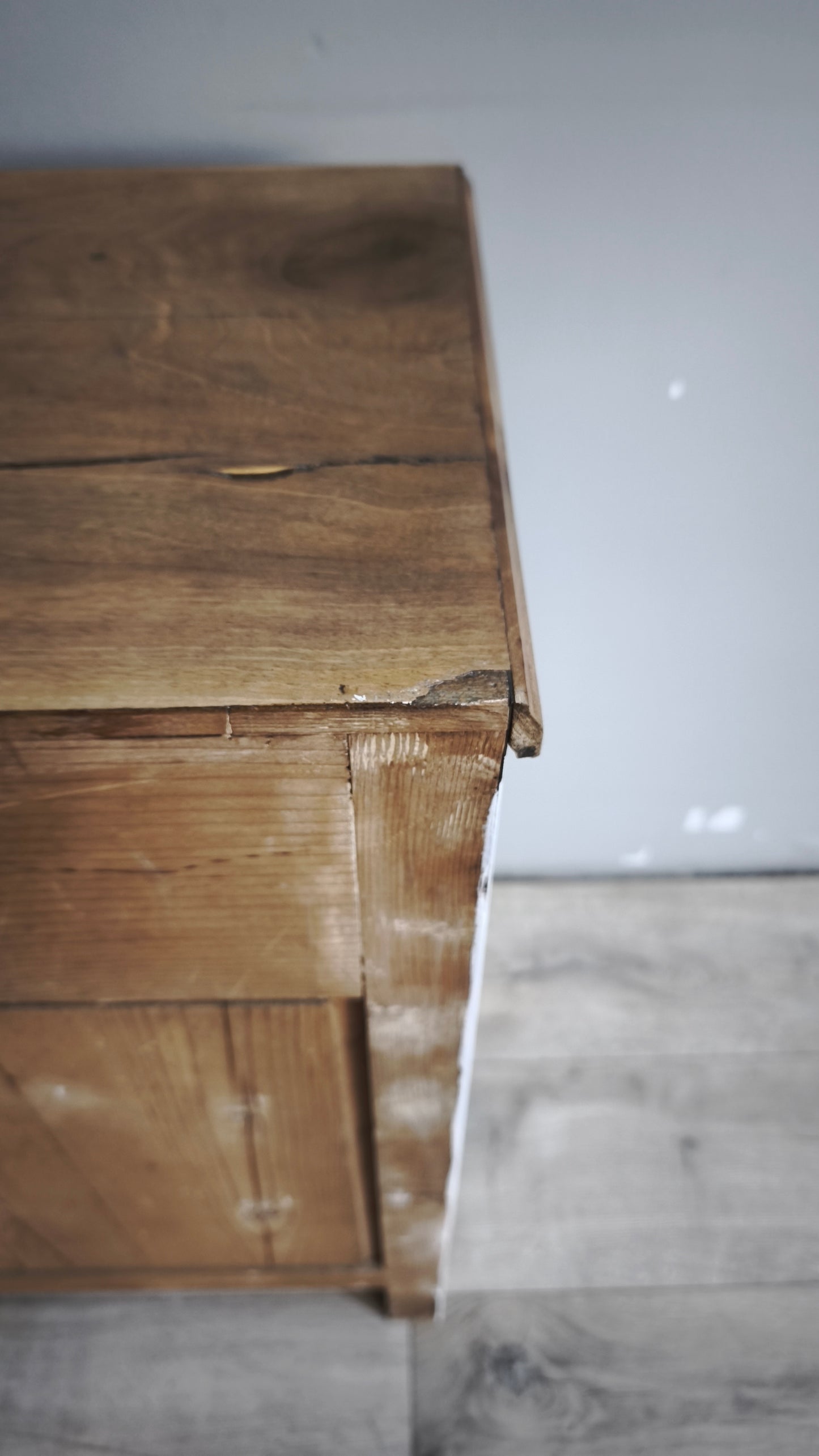 239 Coppia di comodini dipinti bianchi con piano in legno