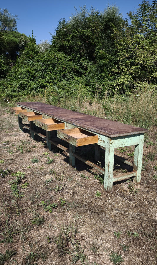 Bancone industriale vintage in legno con piano rivestito in ferro