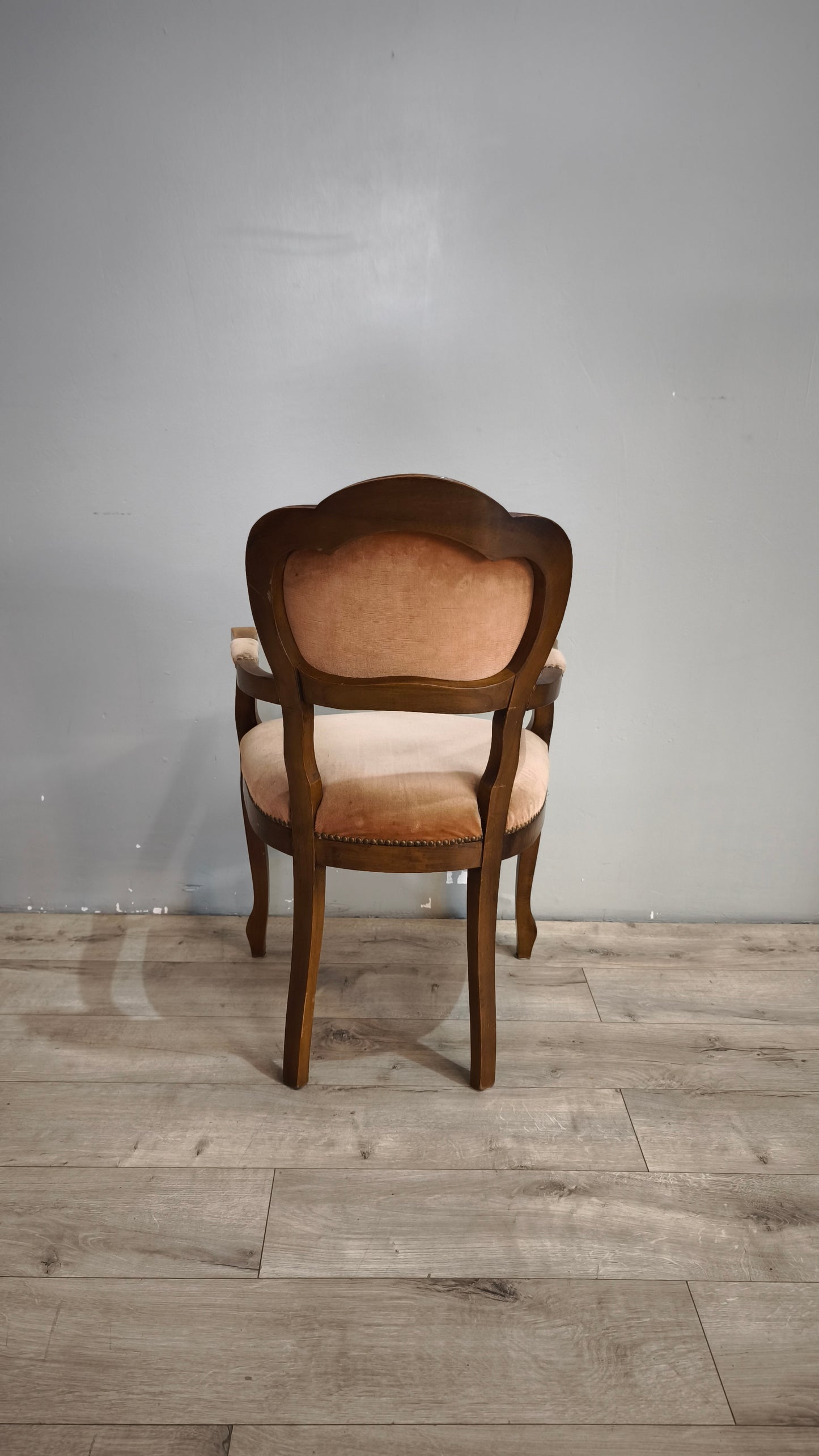 92587 Poltroncina in legno e tessuto rosa con braccioli