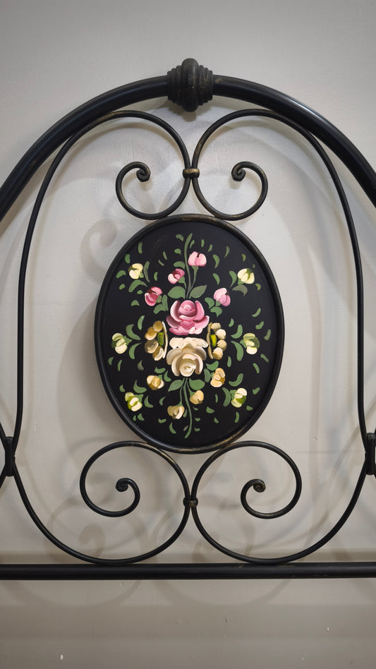 92705 Struttura letto matrimoniale nera in ferro con decorazione a motivo floreale