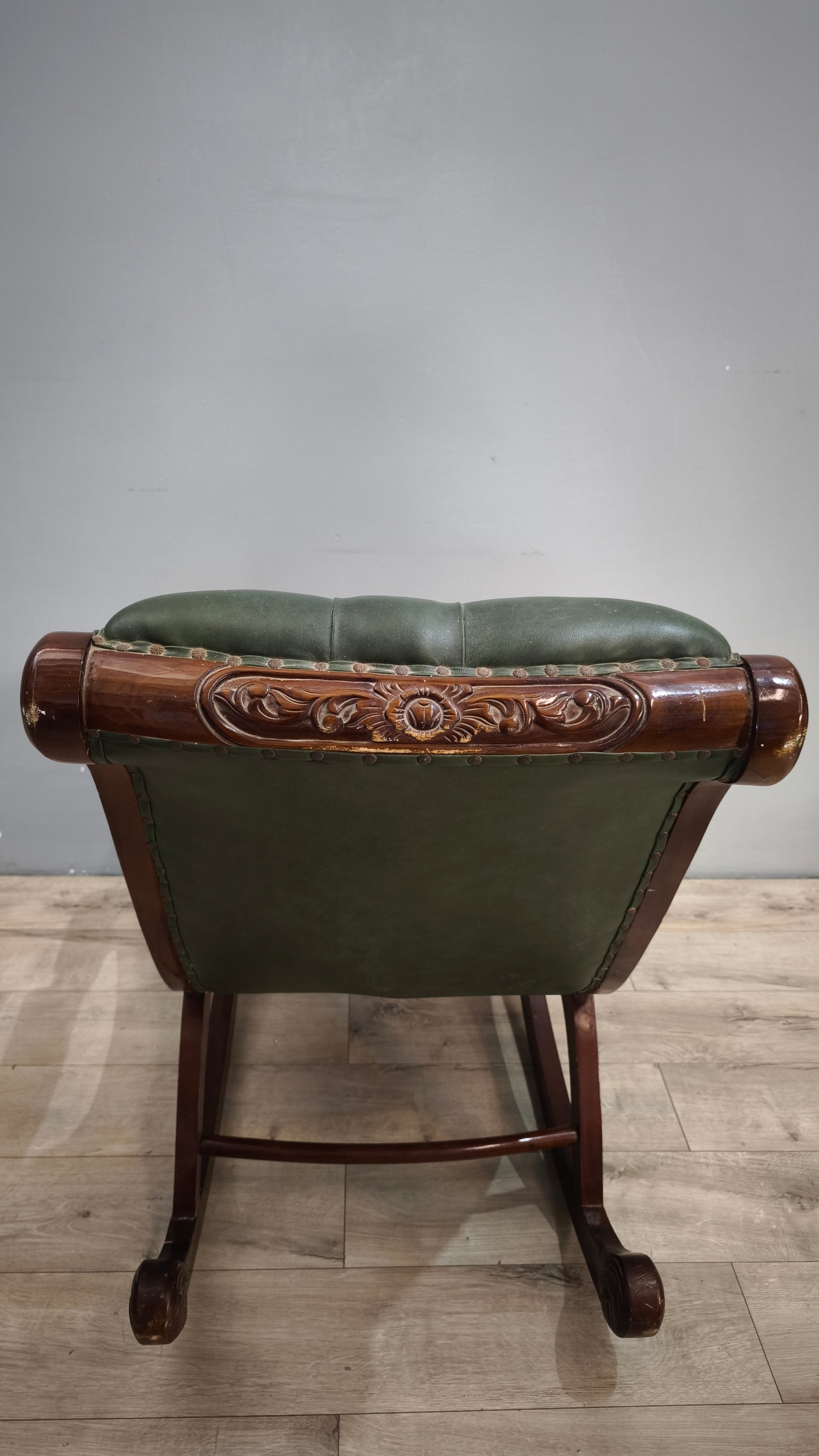 93052 Poltrona a dondolo con struttura in legno e rivestimento in simil pelle verde