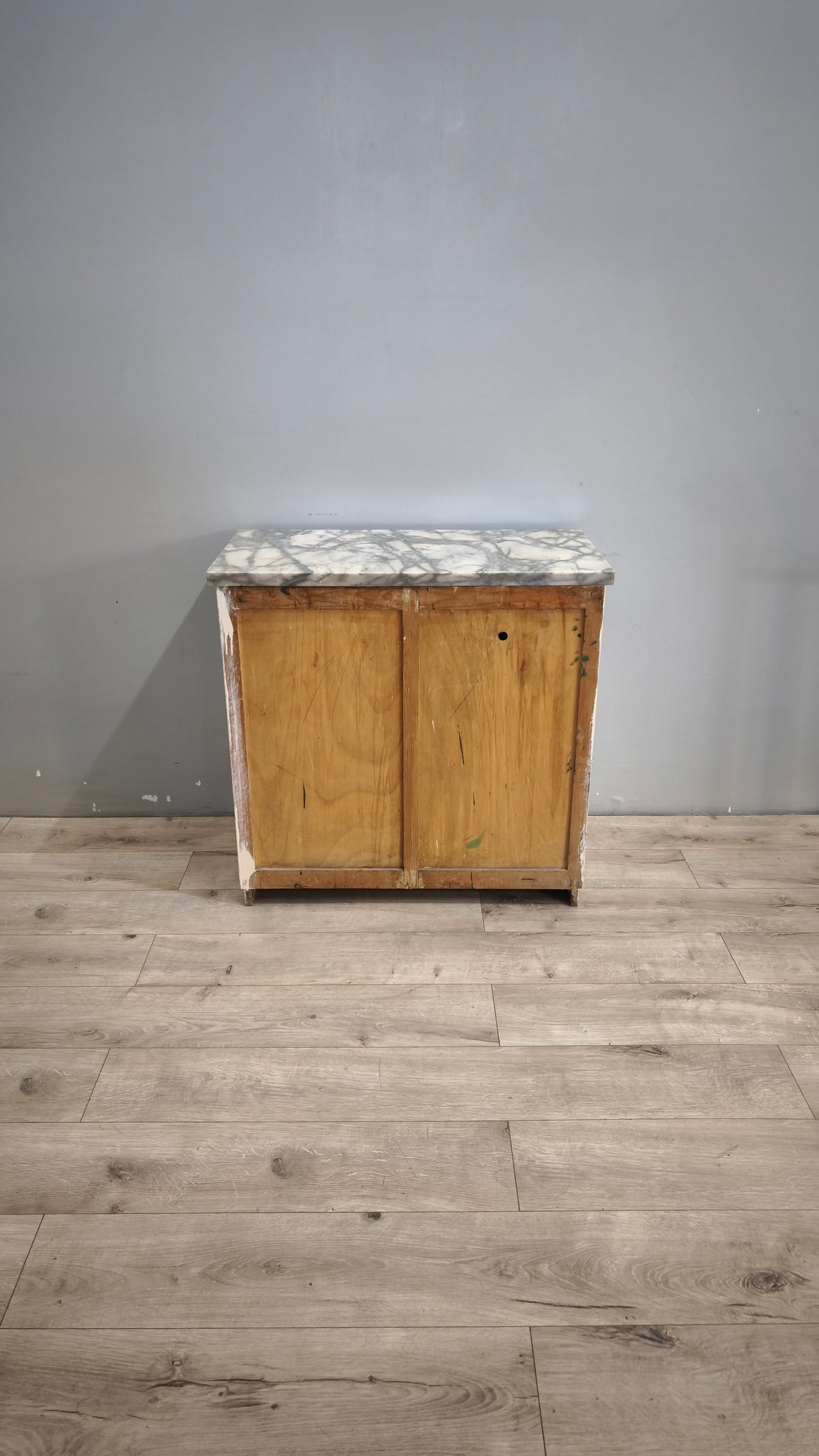 93126 Credenzina anni'50 dipinta bianca con piano in marmo