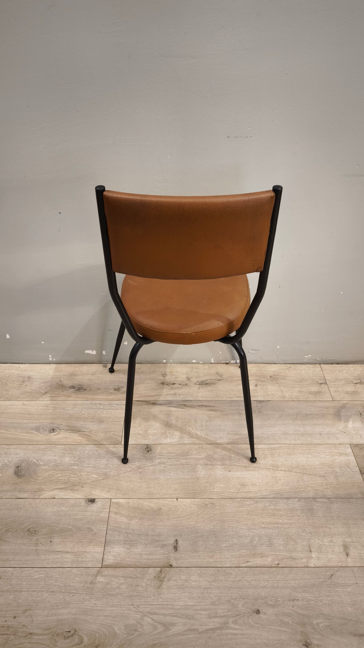 93282 Sedia anni '70 in ecopelle marrone