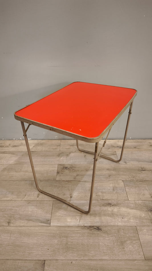 93309 Tavolo vintage pieghevole con piano rosso