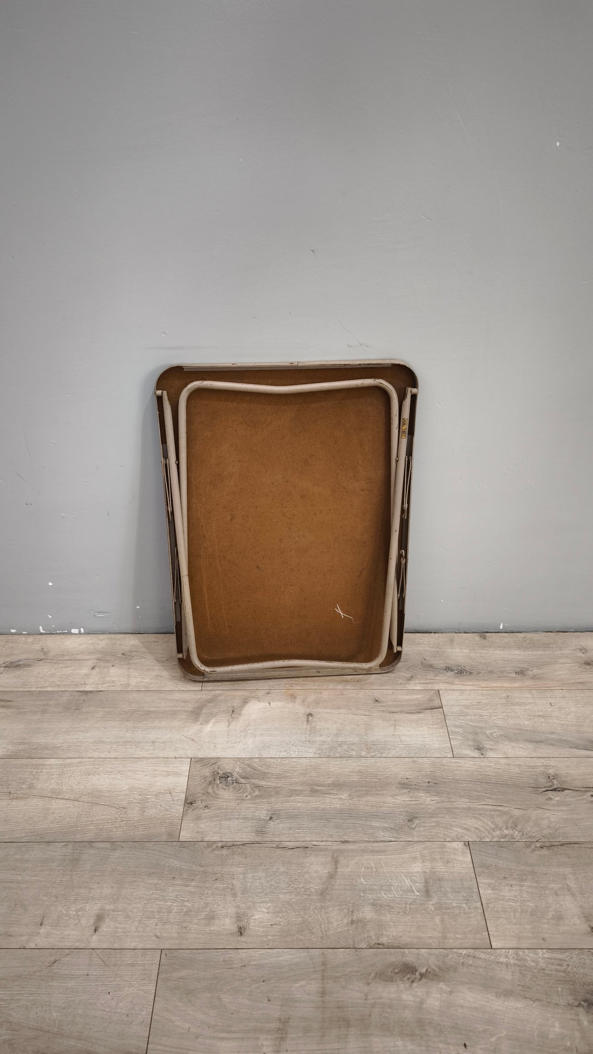 93309 Tavolo vintage pieghevole con piano rosso