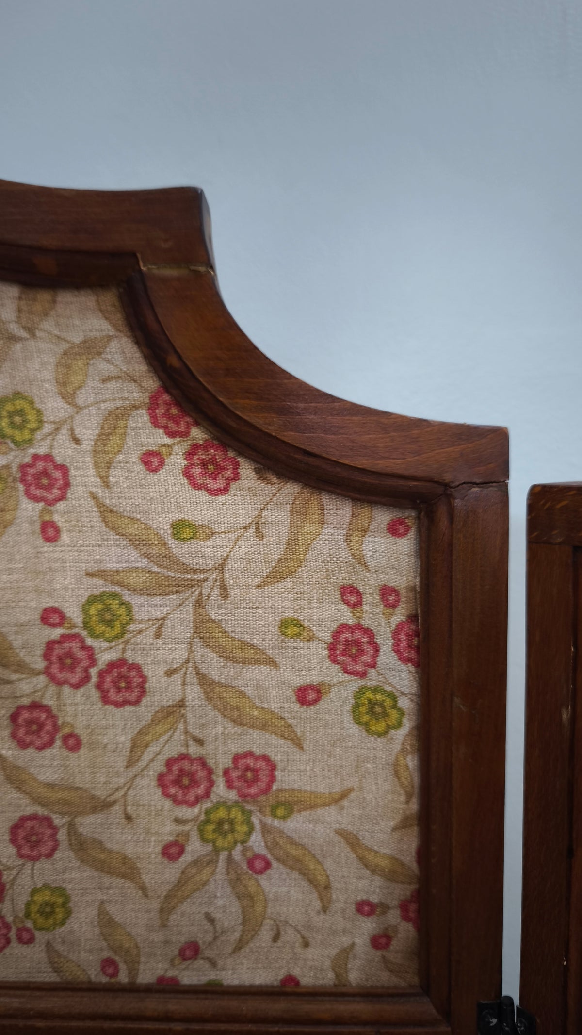 93314 Separé in legno e tessuto con decorazione a motivo floreale