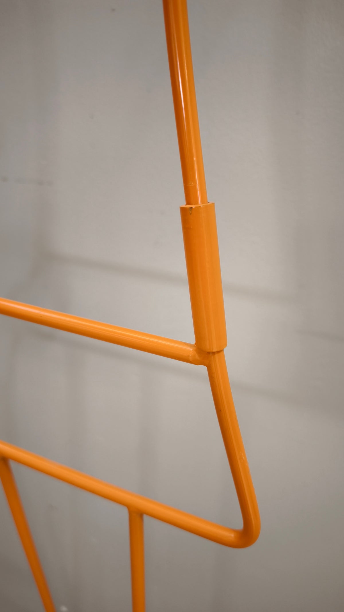 93388 Appendiabiti in ferro color arancio