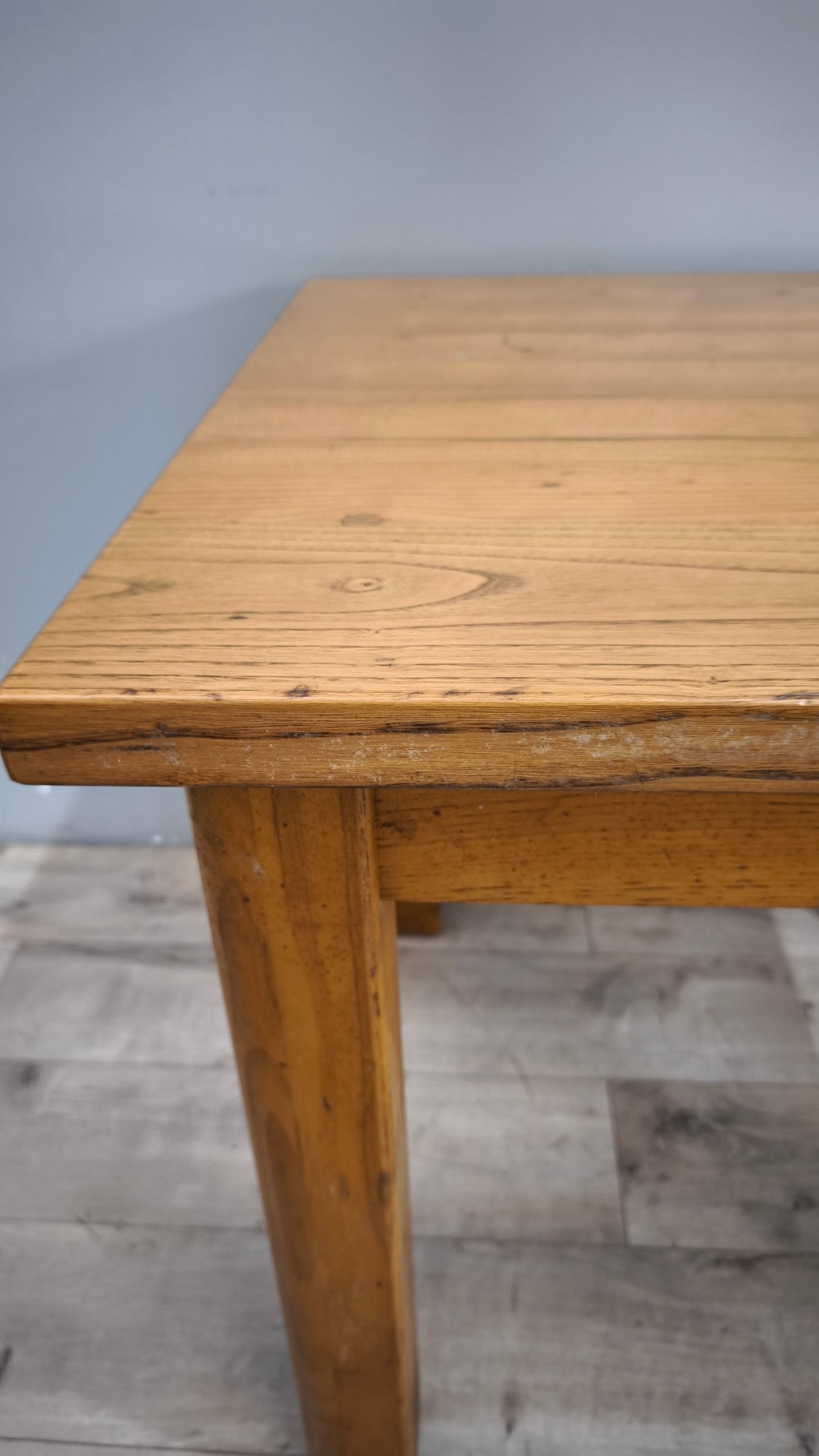 93607 Tavolo in legno con piano quadrato