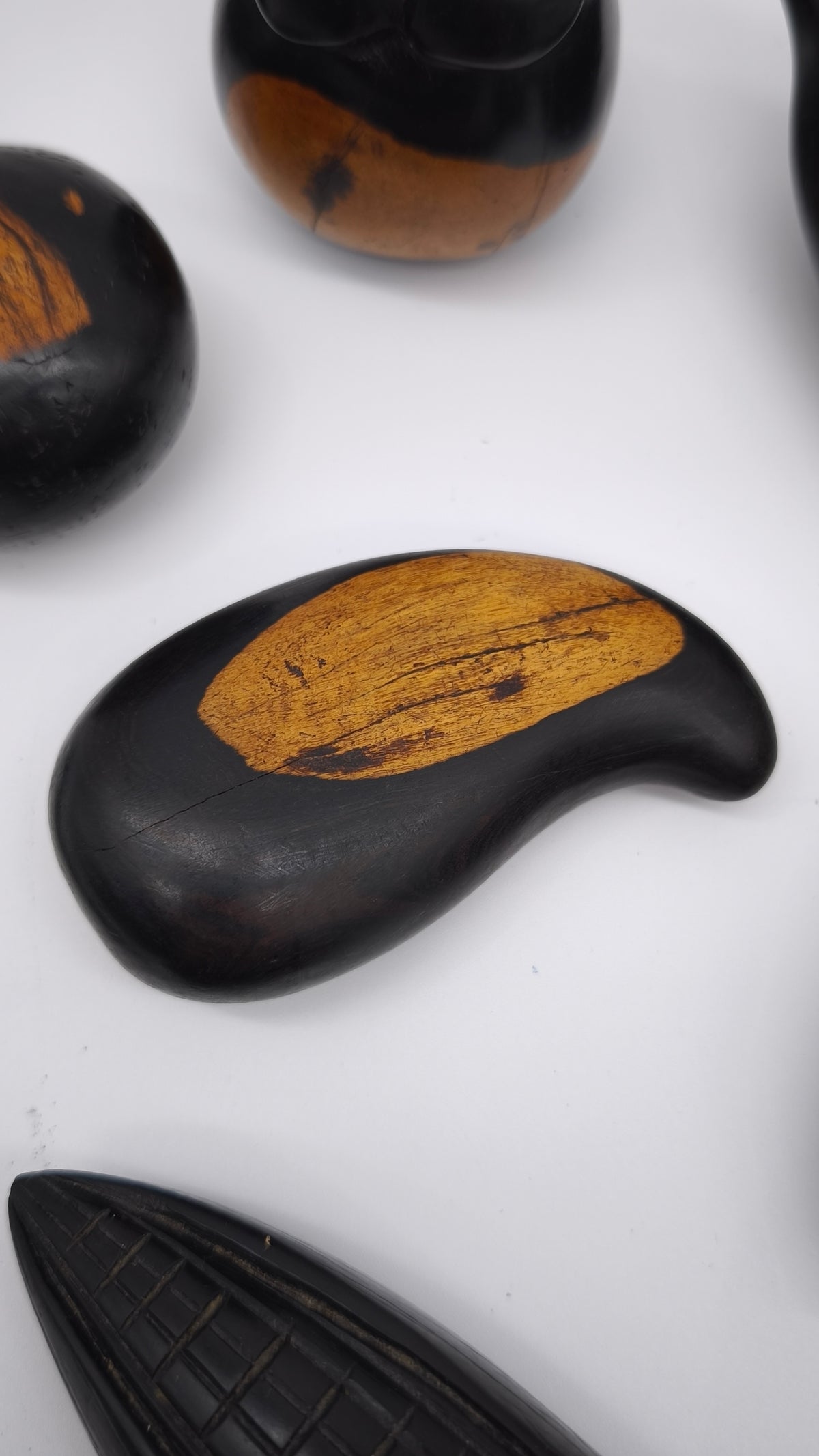 93945 Set di frutta in legno etnico intagliato con vassoio