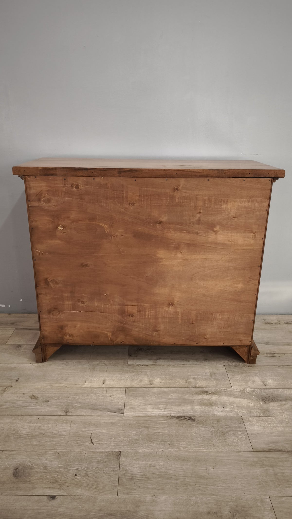 94150 Comò in legno massello con tre cassetti e piano a ribalta