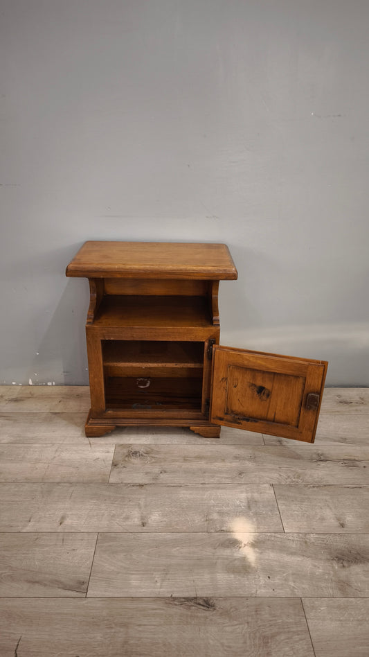 94151 Comodino in legno con uno sportello frontale