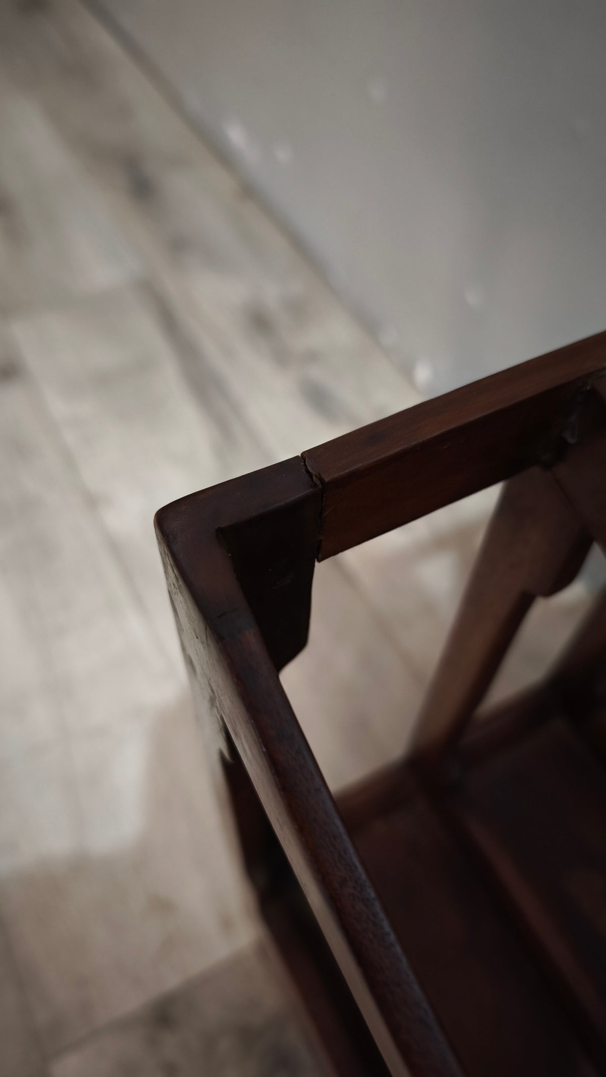 94257 Mobiletto portariviste in legno con due cassetti
