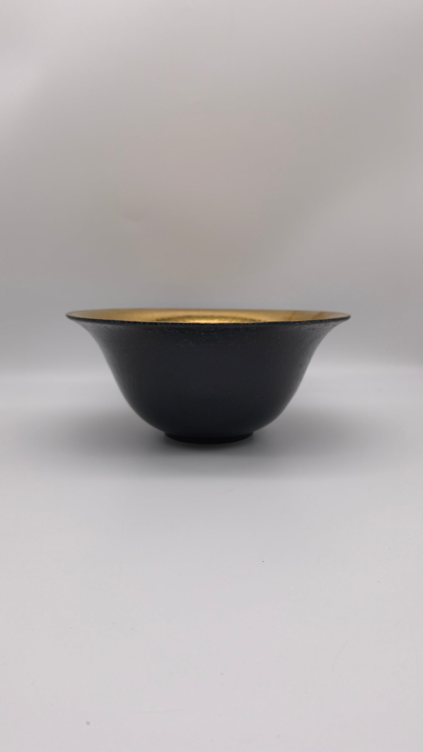 78212 Ciotola in ceramica nera con bagno d'oro all'interno