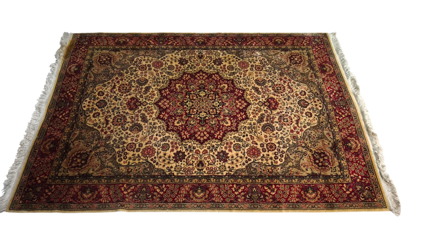 77501 Tappeto rosso e beige con decorazione a motivo floreale