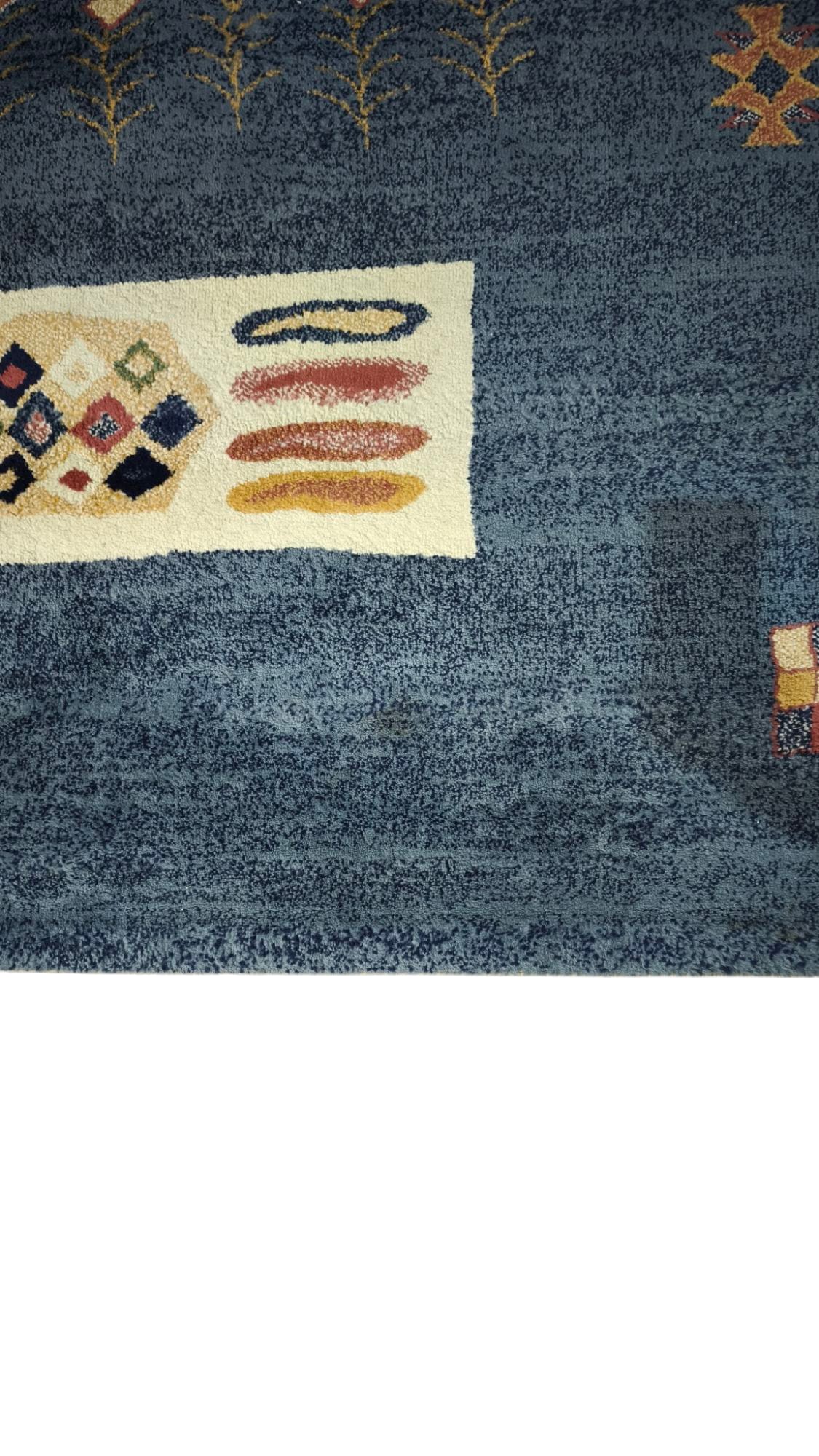 79382 Tappeto moderno grigio e blu con decorazione a motivo floreale