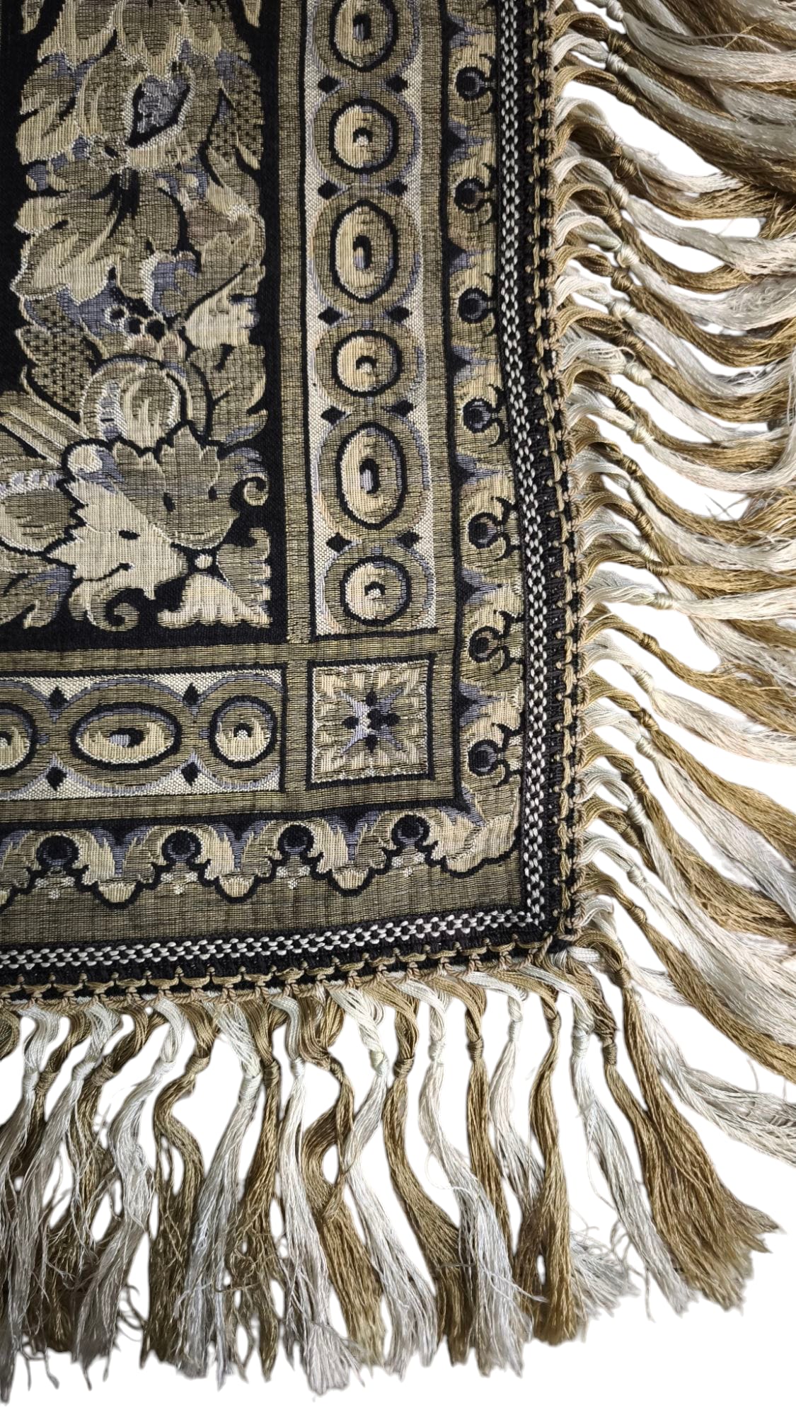 79383 Tappeto grigio e nero con decorazione a motivo floreale