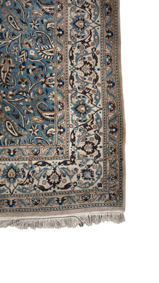 89282 Tappeto in fibra naturale base celeste con decorazione a motivo floreale