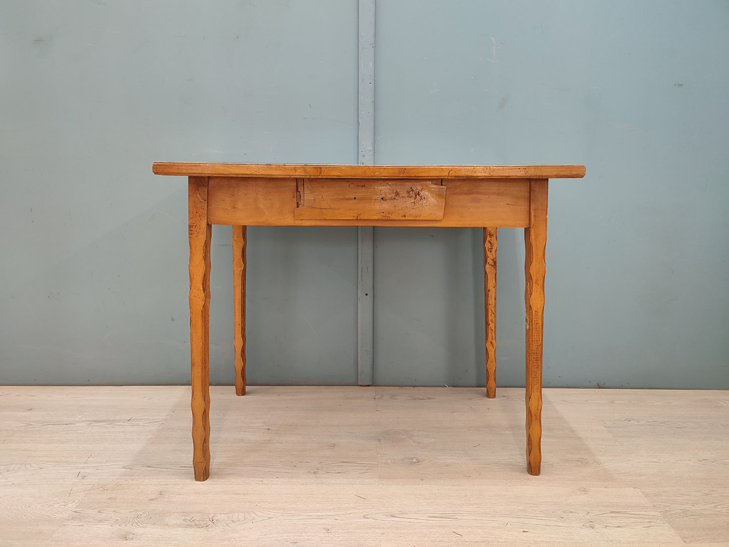 53639 Tavolinetto vintage con piano rosso