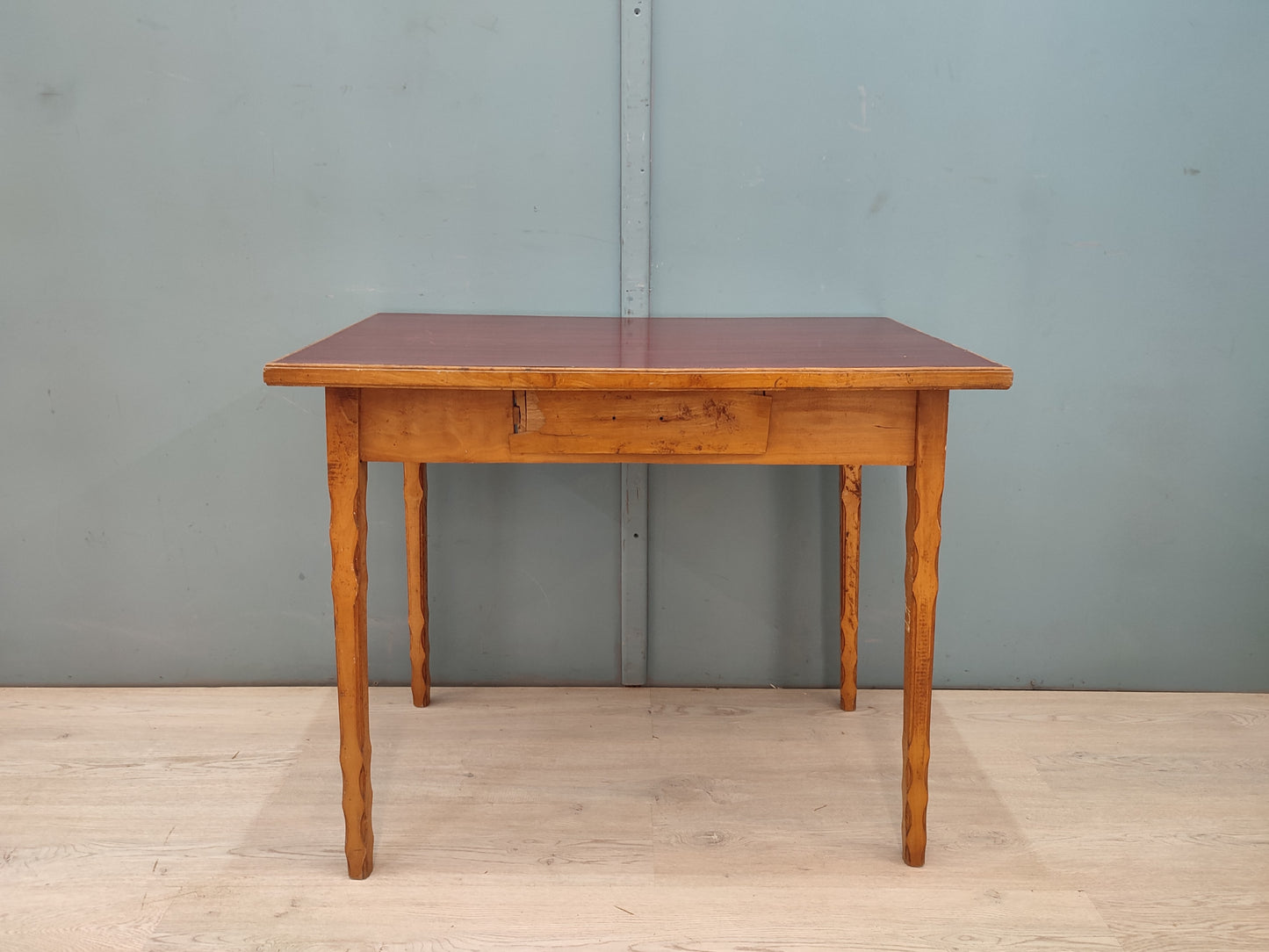 53639 Tavolinetto vintage con piano rosso