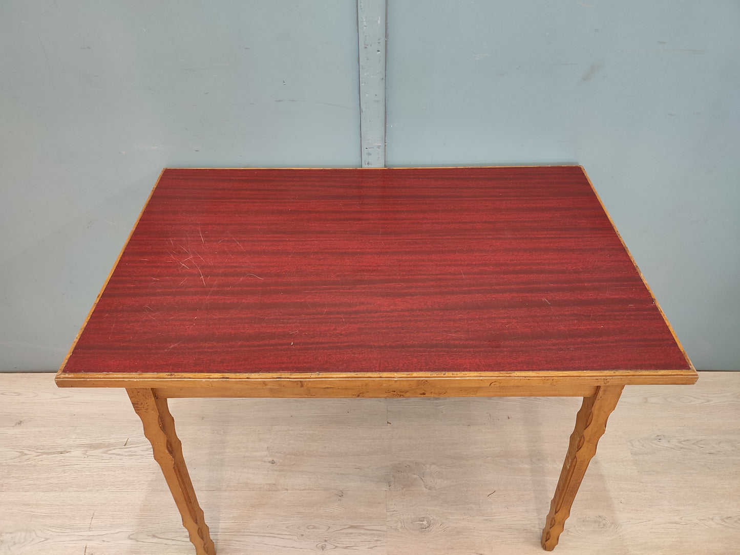 53639 Tavolinetto vintage con piano rosso