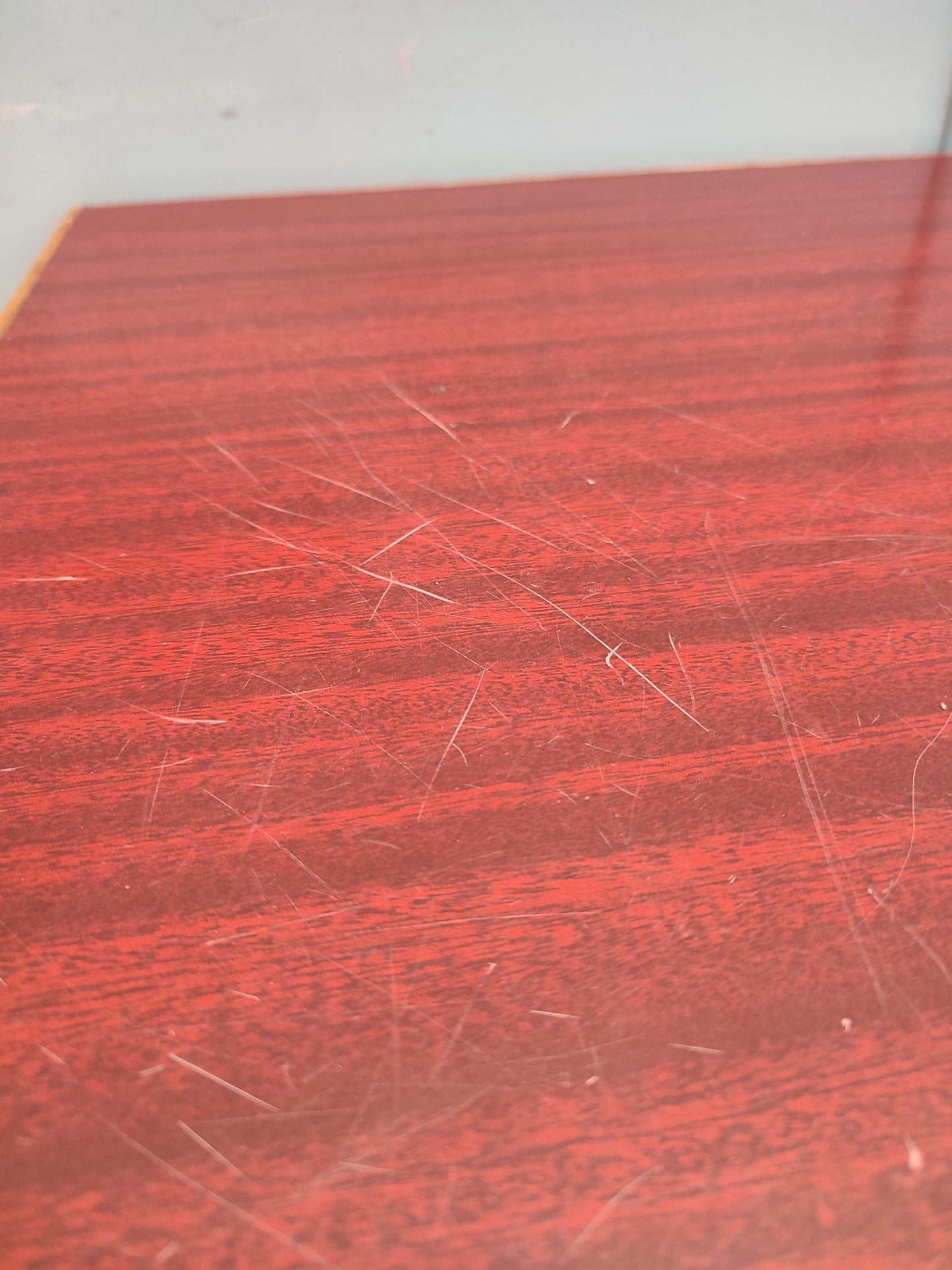 53639 Tavolinetto vintage con piano rosso
