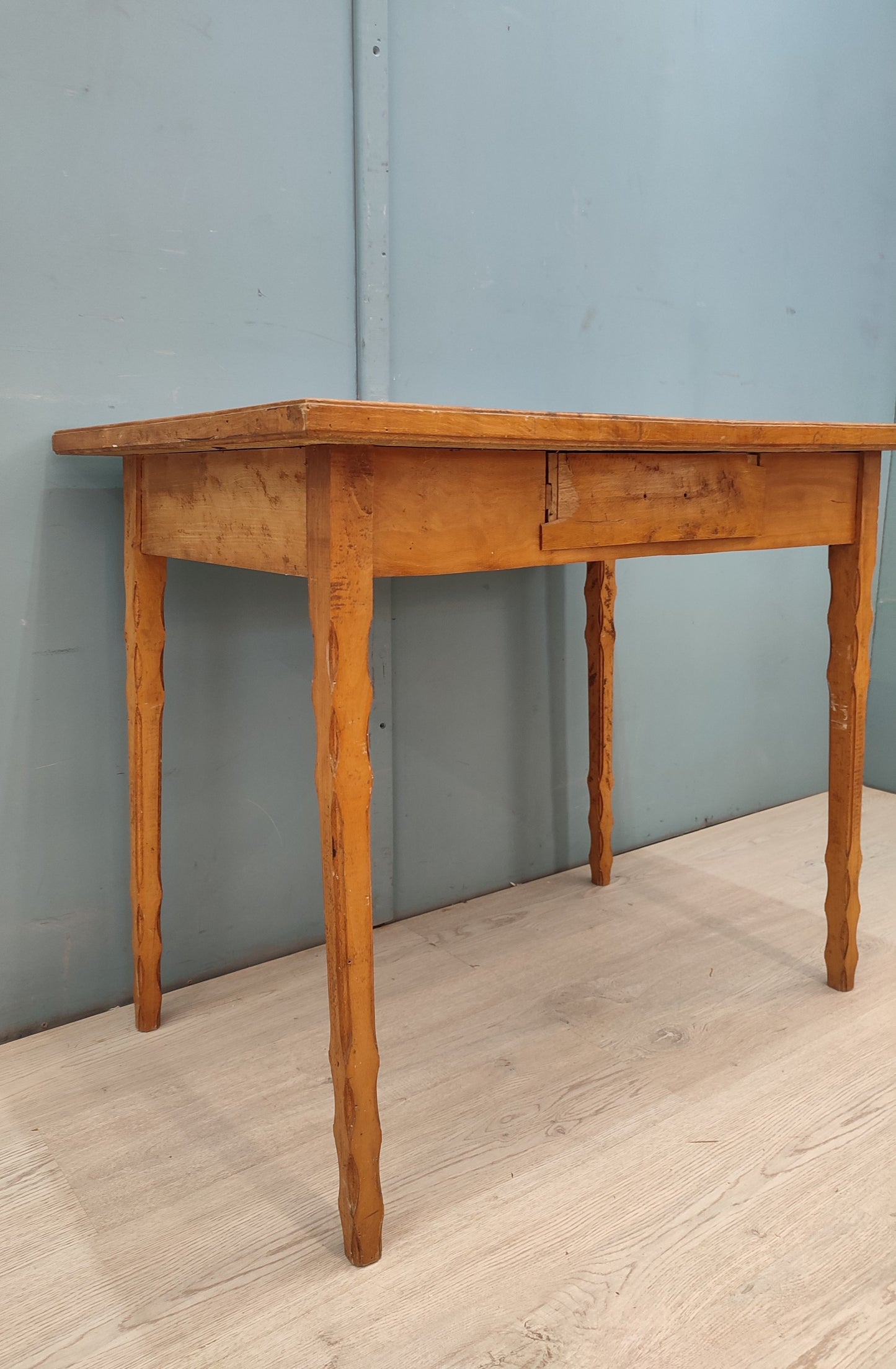 53639 Tavolinetto vintage con piano rosso