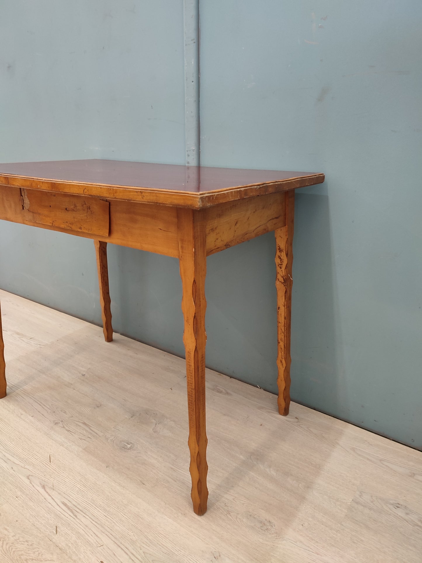 53639 Tavolinetto vintage con piano rosso