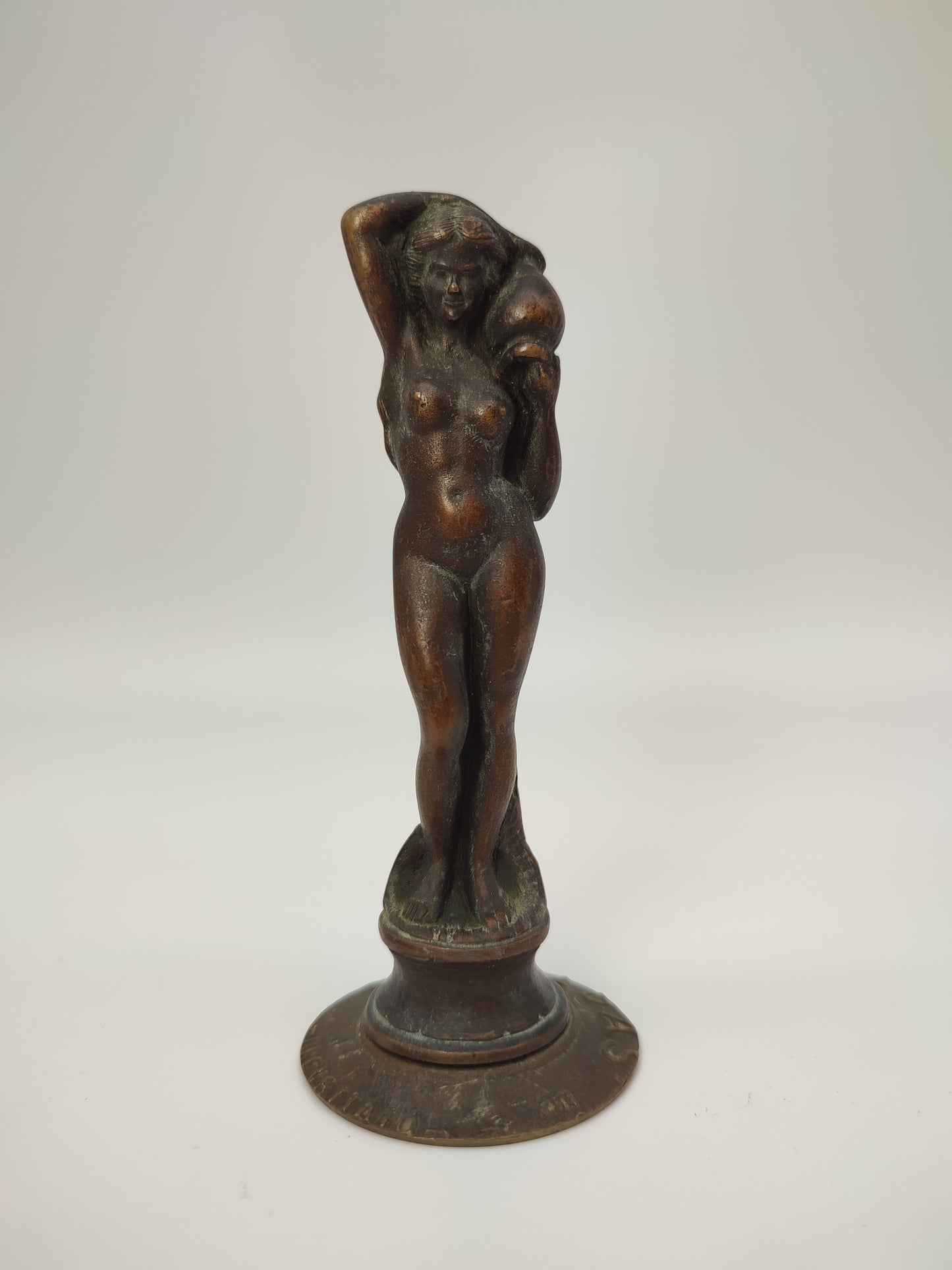 55004 Statua donna con caraffa in bronzo