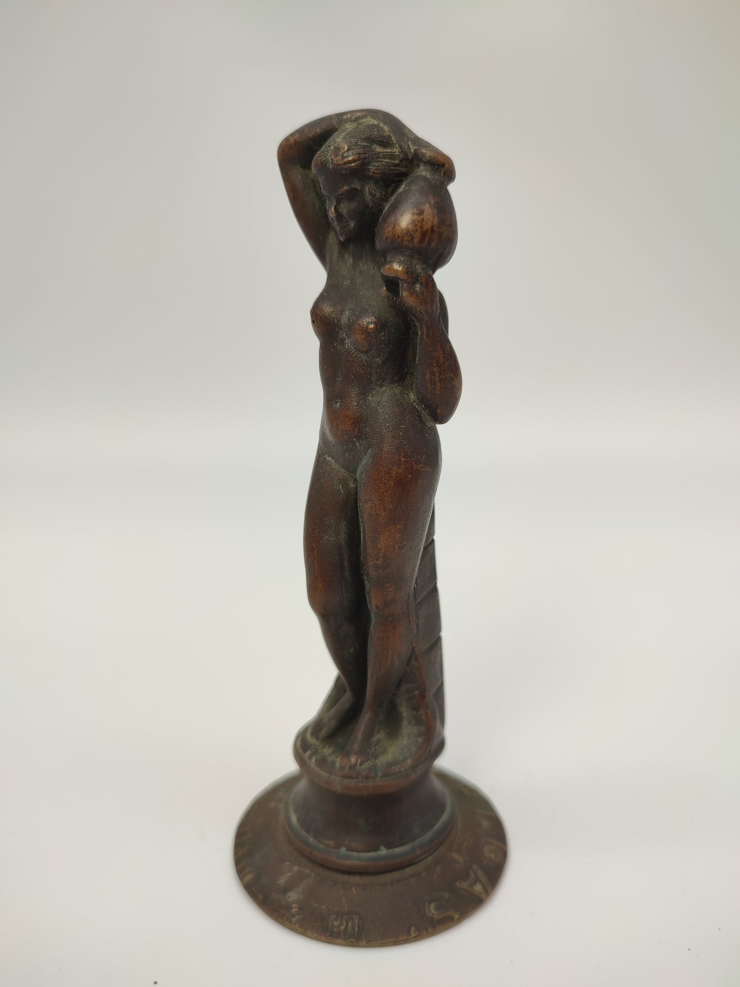 55004 Statua donna con caraffa in bronzo