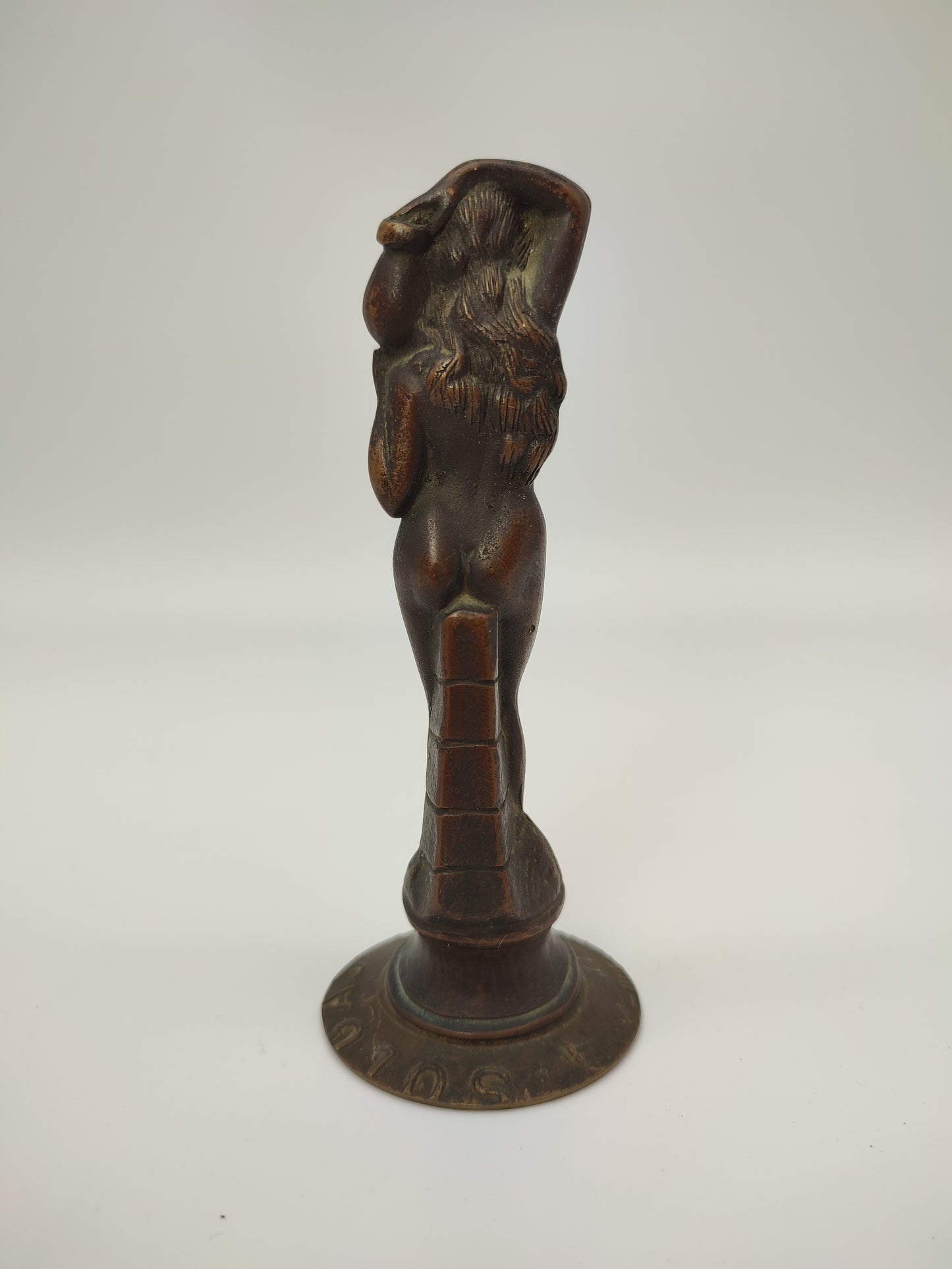 55004 Statua donna con caraffa in bronzo