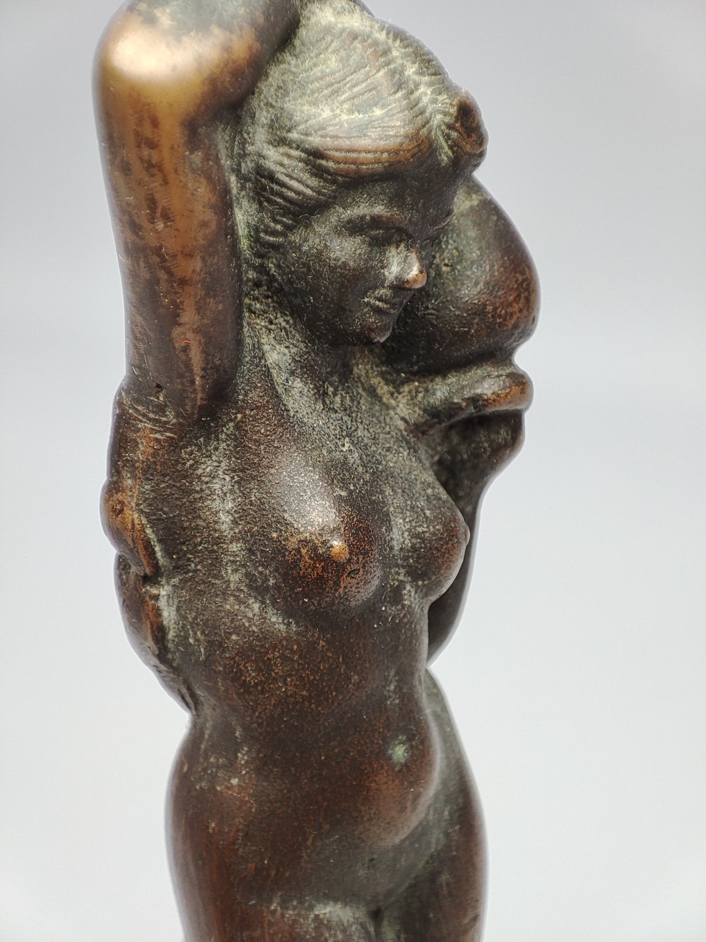 55004 Statua donna con caraffa in bronzo