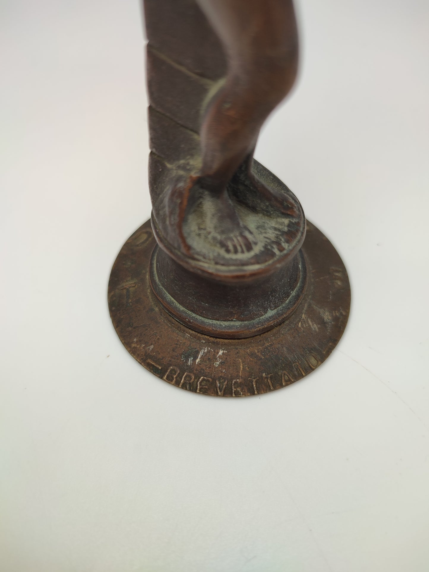 55004 Statua donna con caraffa in bronzo