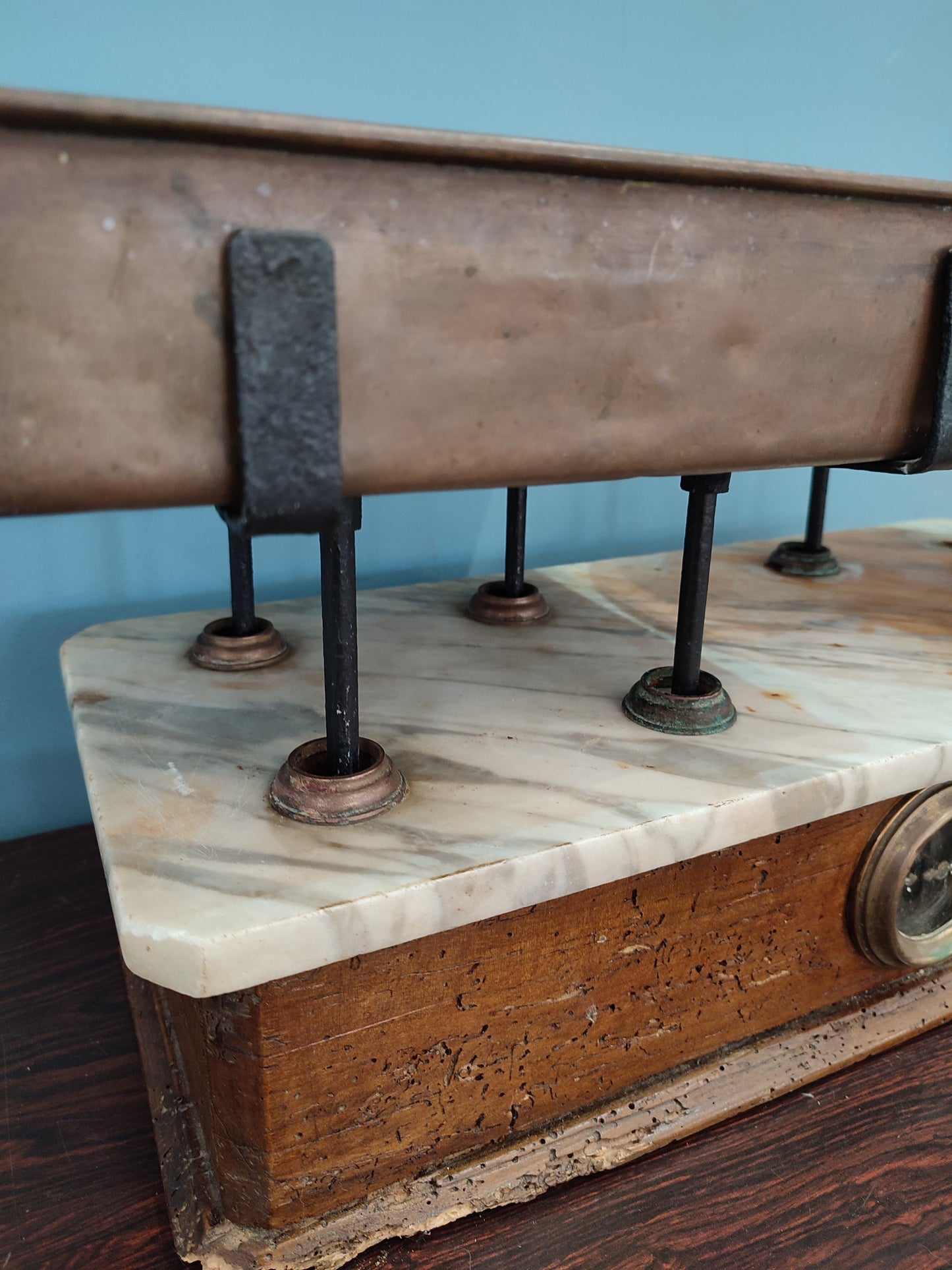 55964 Bilancia in legno con piano in marmo