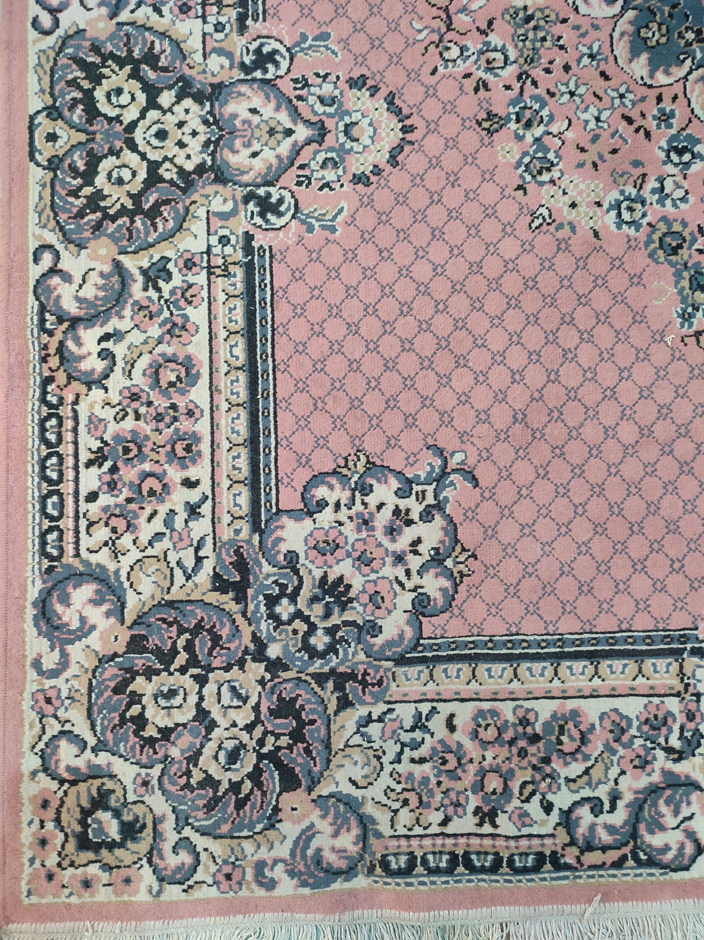 56399 Tappeto in fibra naturale rosa con decorazioni a motivo floreale
