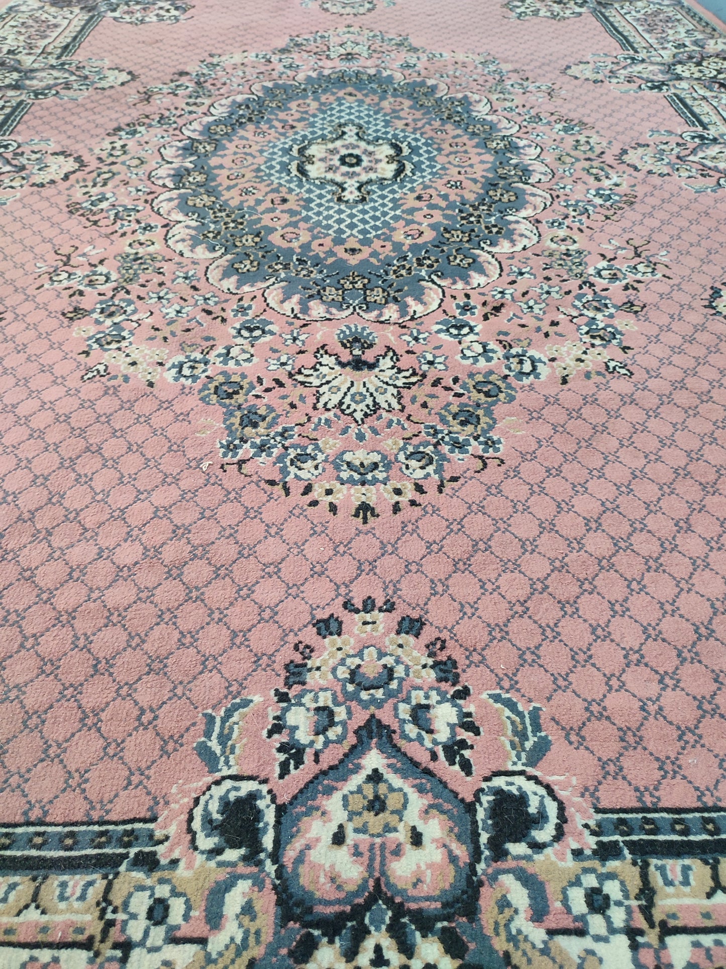 56399 Tappeto in fibra naturale rosa con decorazioni a motivo floreale
