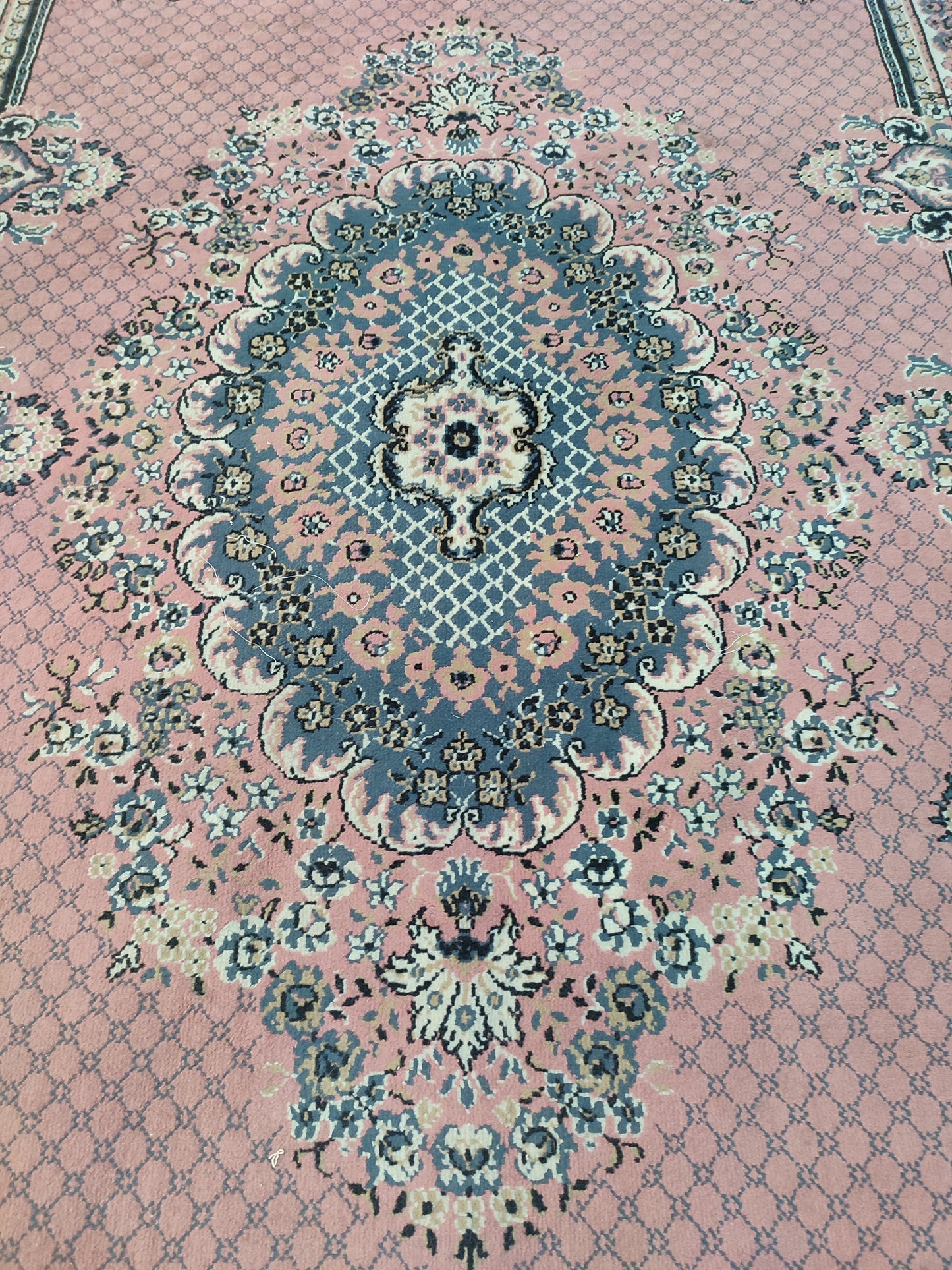 56399 Tappeto in fibra naturale rosa con decorazioni a motivo floreale