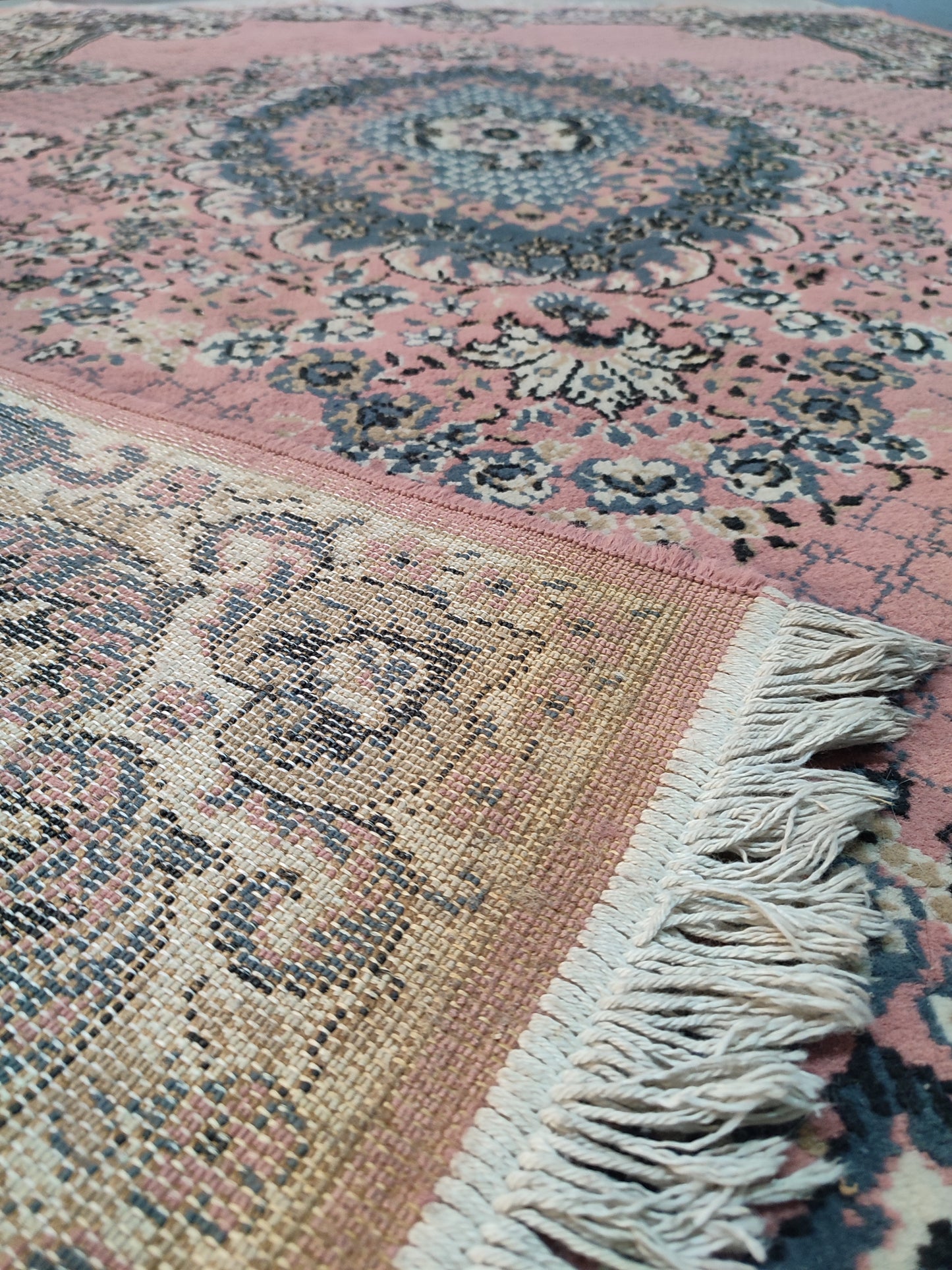 56399 Tappeto in fibra naturale rosa con decorazioni a motivo floreale